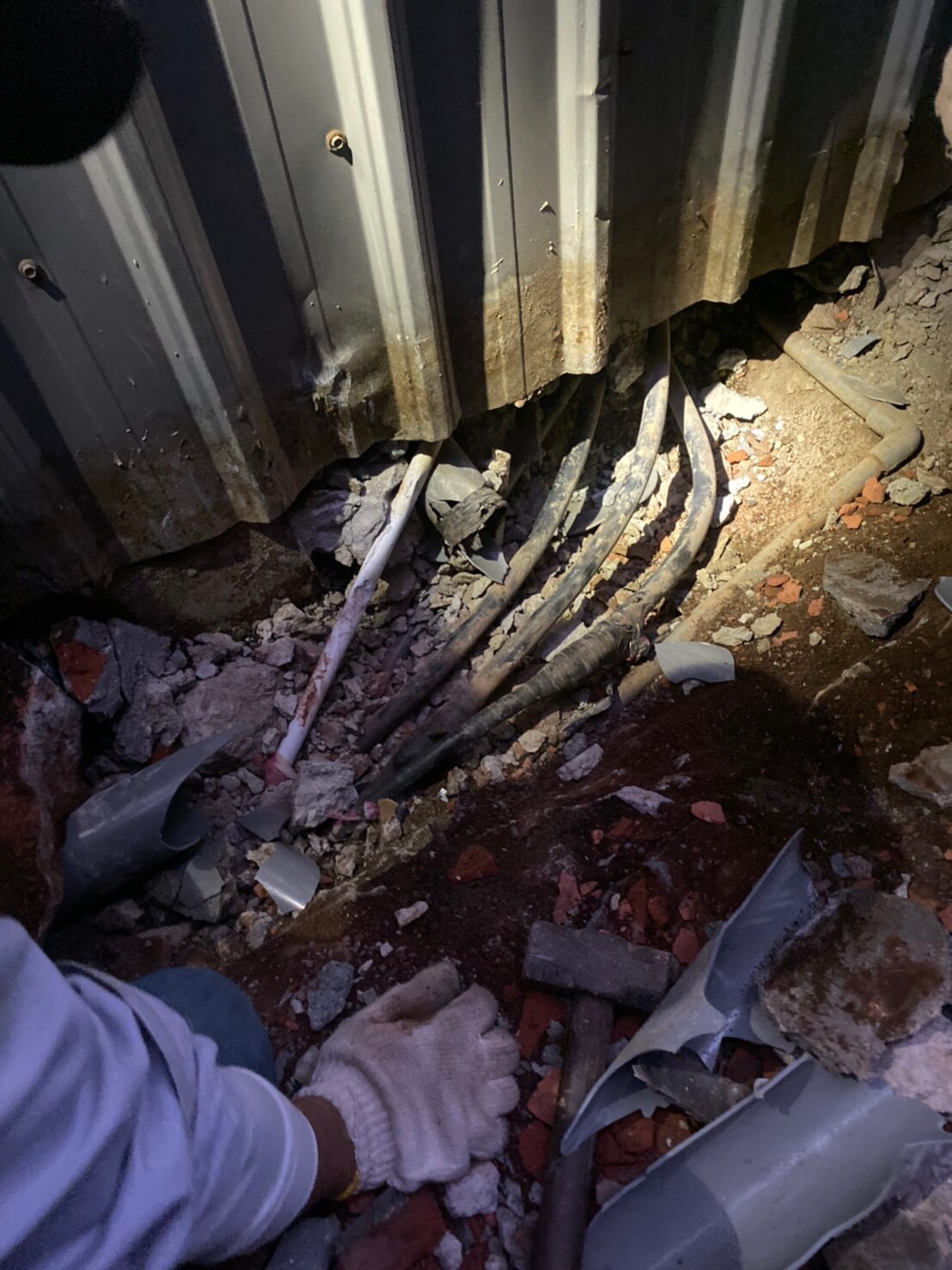 嫌犯將主電源繞過電錶，用跨接方式竊電。（刑事局提供）