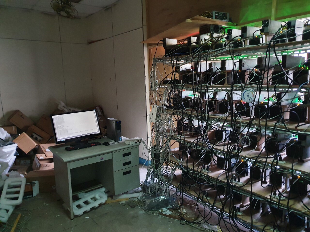 警方在現場搜索，找到大批礦機。（刑事局提供）