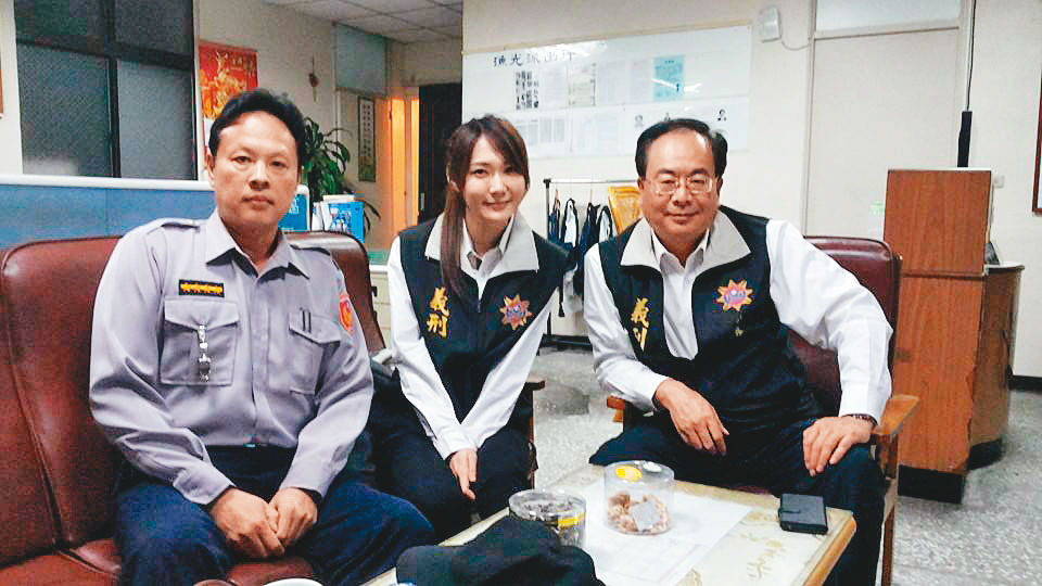 邱皙穎（右）目前是新店義刑分隊長，債權人質疑他以此身分當「擋債護身符」。（翻攝臉書）