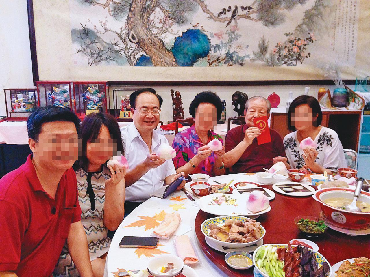 邱創煥(右2)去年過大壽時,包括邱皙穎(左3)在內所有子女都出席父親的壽宴。(翻攝臉書)