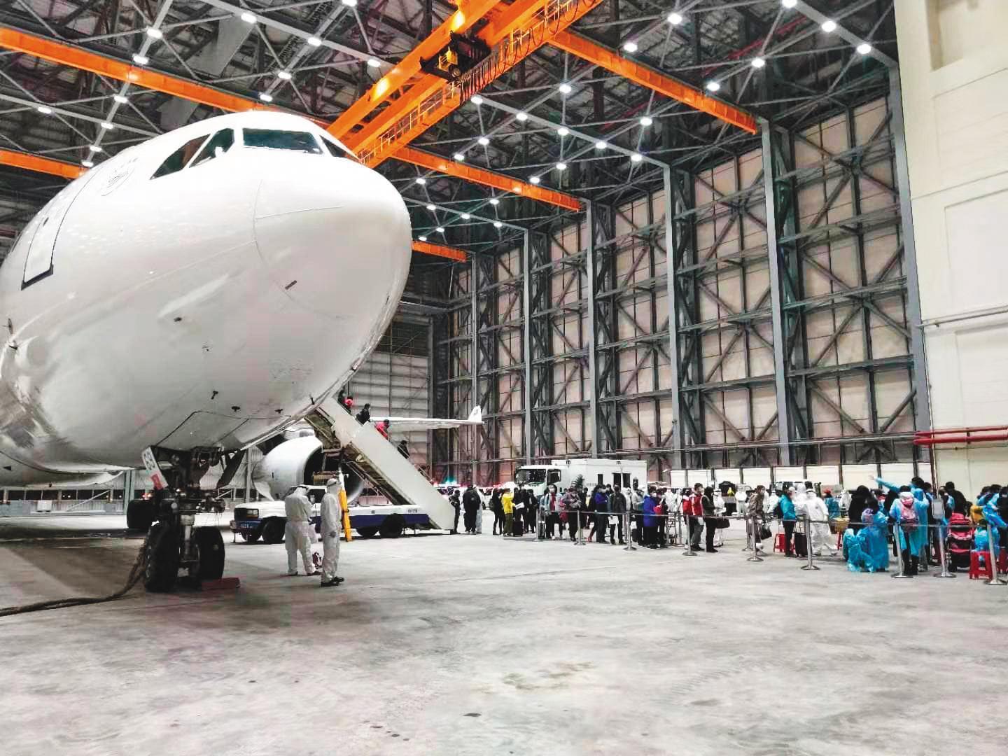 首架武漢撤僑包機,被懷疑台商與台辦官員運用特權,決定優先送返名單,引起民間強烈負面反應。(翻攝爆料公社臉書社團)