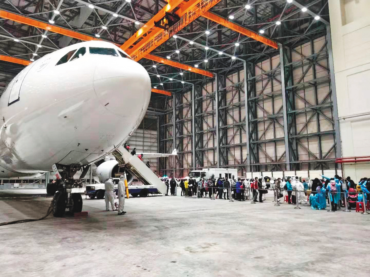 首架武漢撤僑包機,被懷疑台商與台辦官員運用特權,決定優先送返名單,引起民間強烈負面反應。(翻攝爆料公社臉書社團)