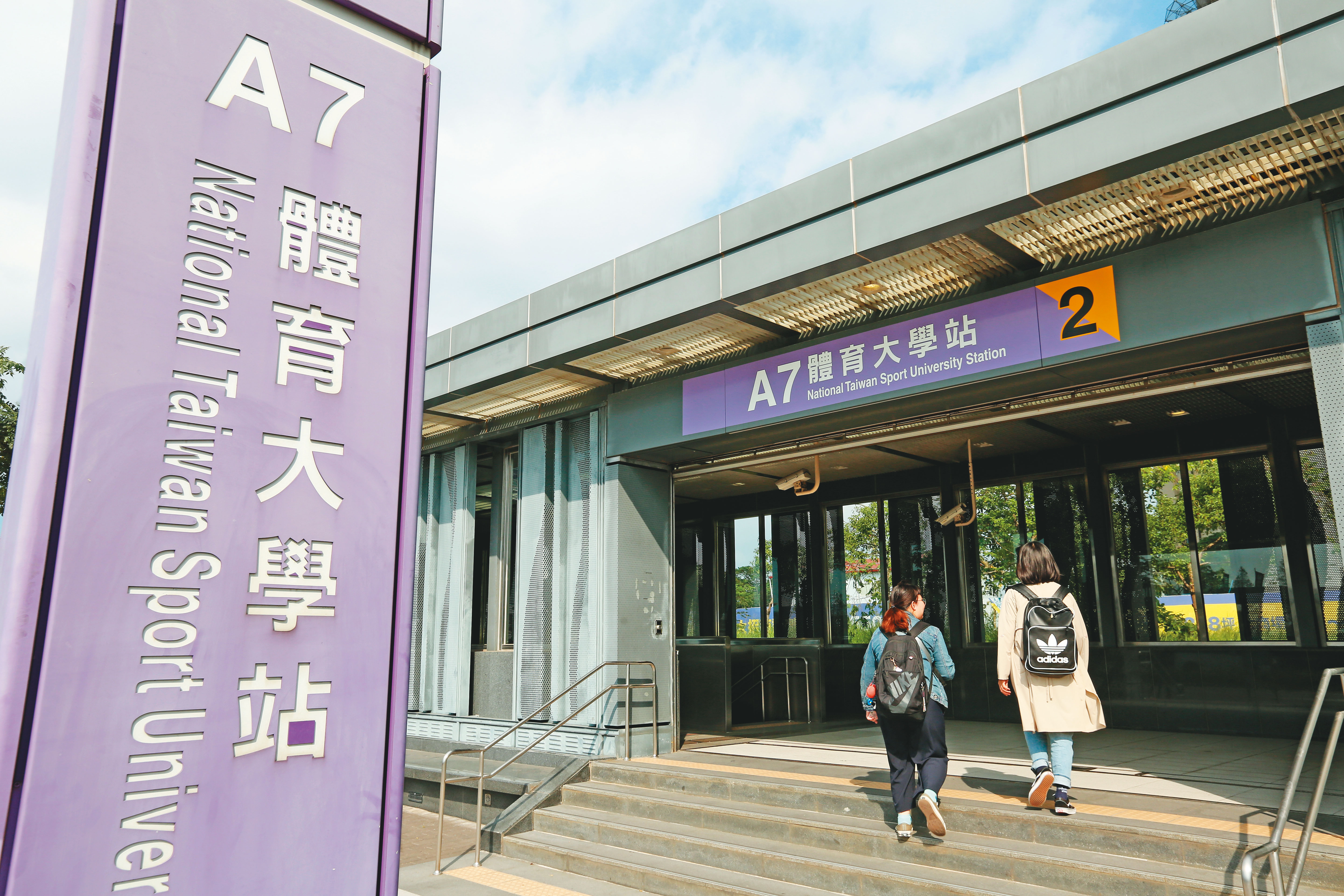 邱皙穎曾因桃園機場捷運A7站土地整合案，遭法院判賠1190萬元給建商。