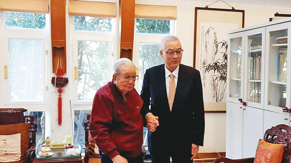 邱創煥(左)是國民黨大老,前國民黨主席吳敦義(右)經常向其請益。(翻攝臉書)