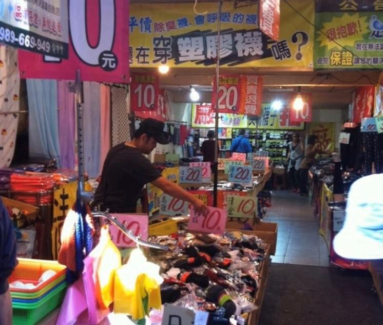 退伍後黃立忠就跟姊夫批貨在各大菜市場擺攤賣襪，存出第一桶金。（footer提供）