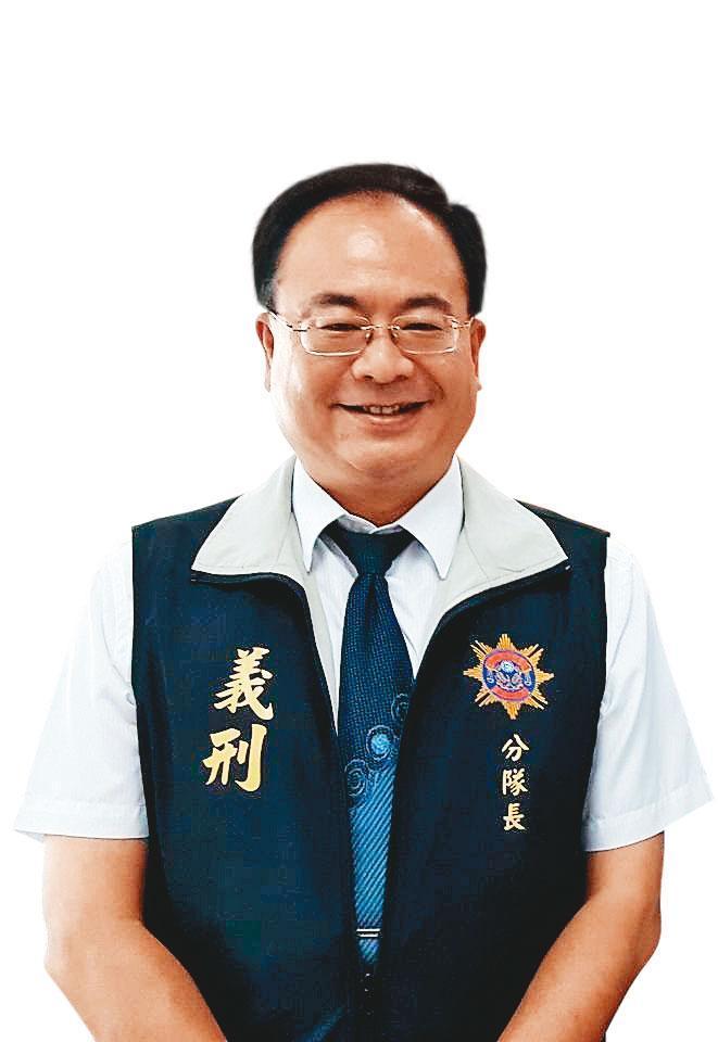 前考試院長邱創煥之子、新店義刑分隊長邱皙穎(圖),遭控賴債上億元。(翻攝臉書)