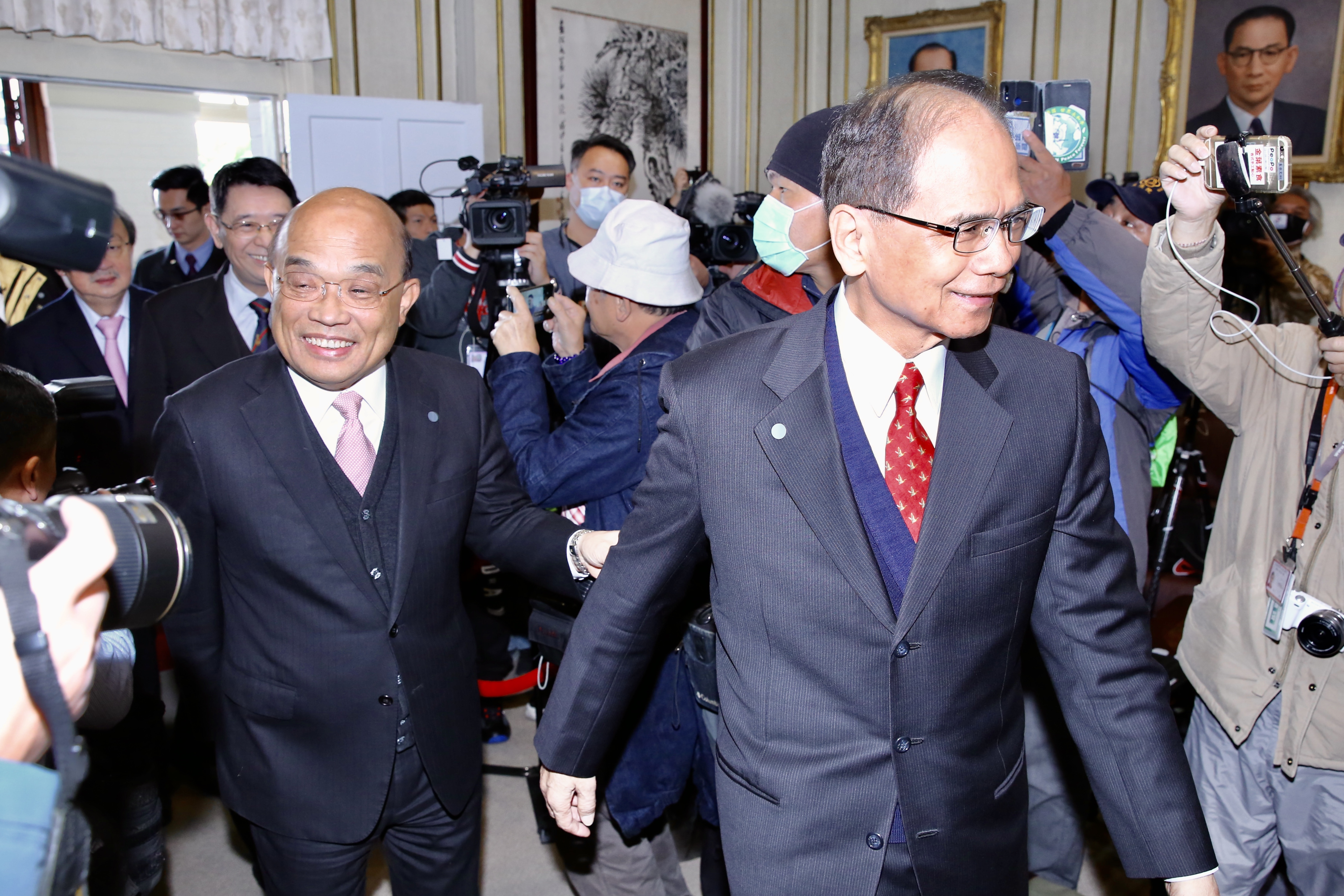 行政院長蘇貞昌（左）今早拜會立法院長游錫堃（右）。