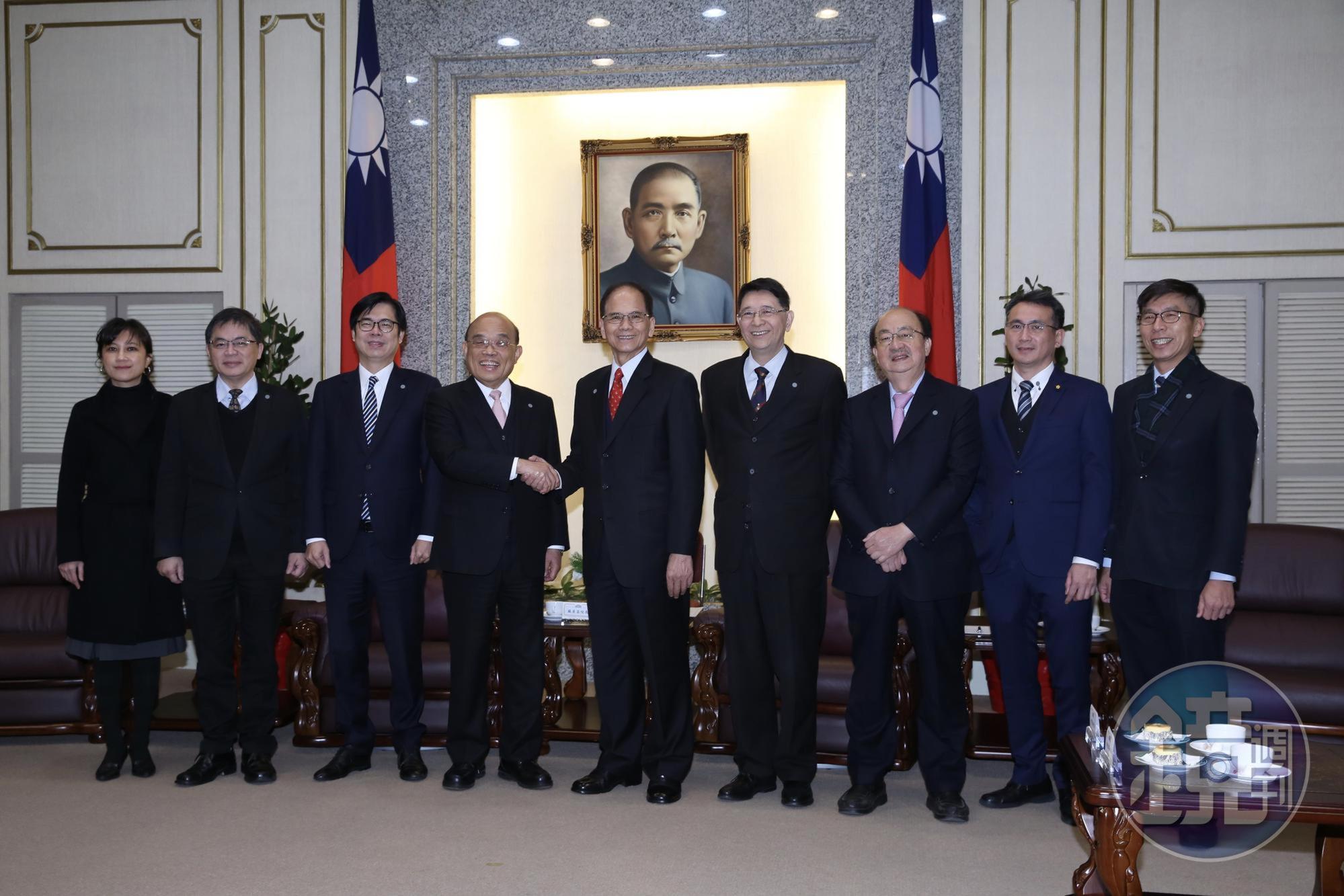 行政院長蘇貞昌(左4)今早率領副院長陳其邁(左3)等官員到立法院拜會立法院長游錫堃(左5)。