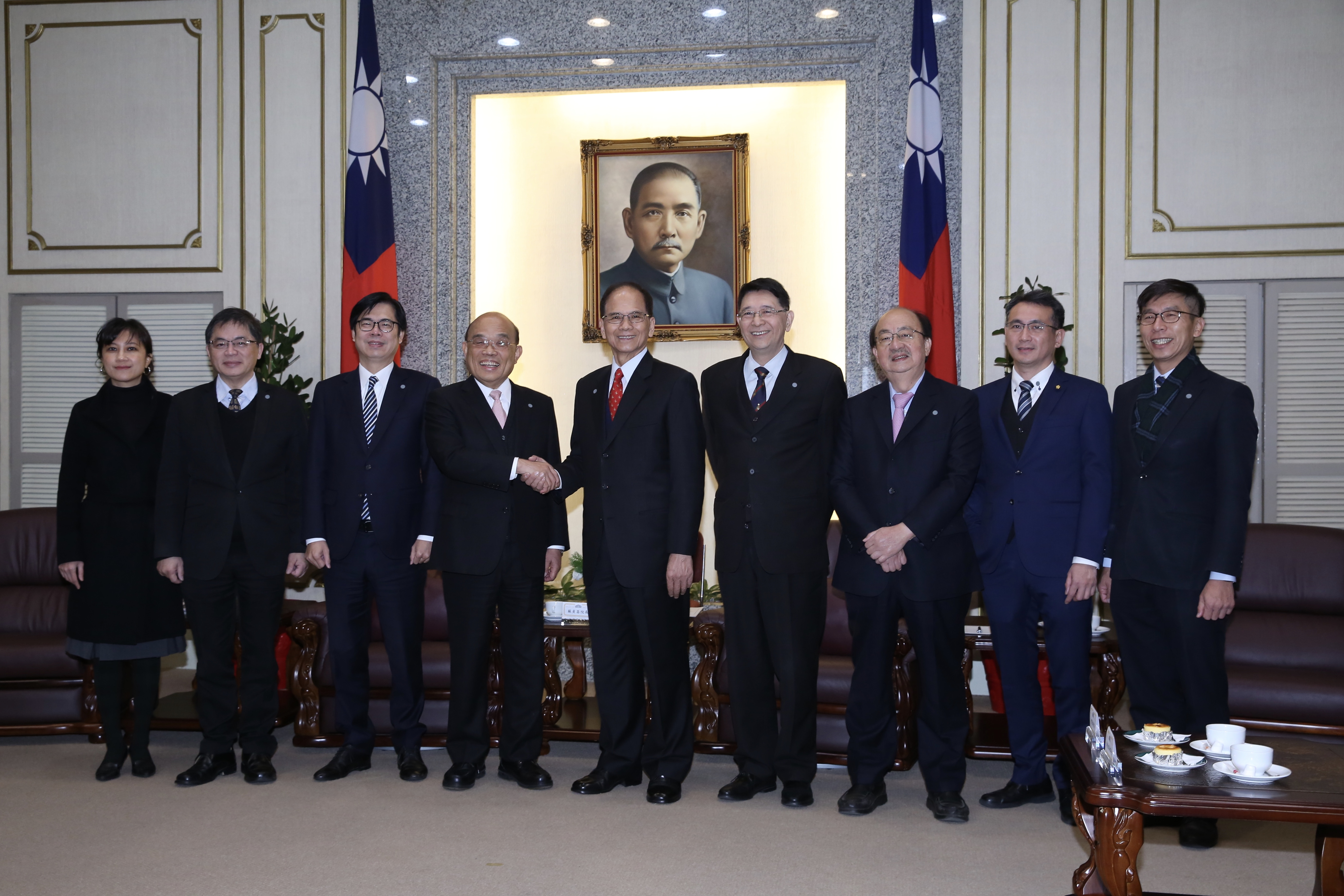 行政院長蘇貞昌(左4)今早率領副院長陳其邁(左3)等官員到立法院拜會立法院長游錫堃(左5)。