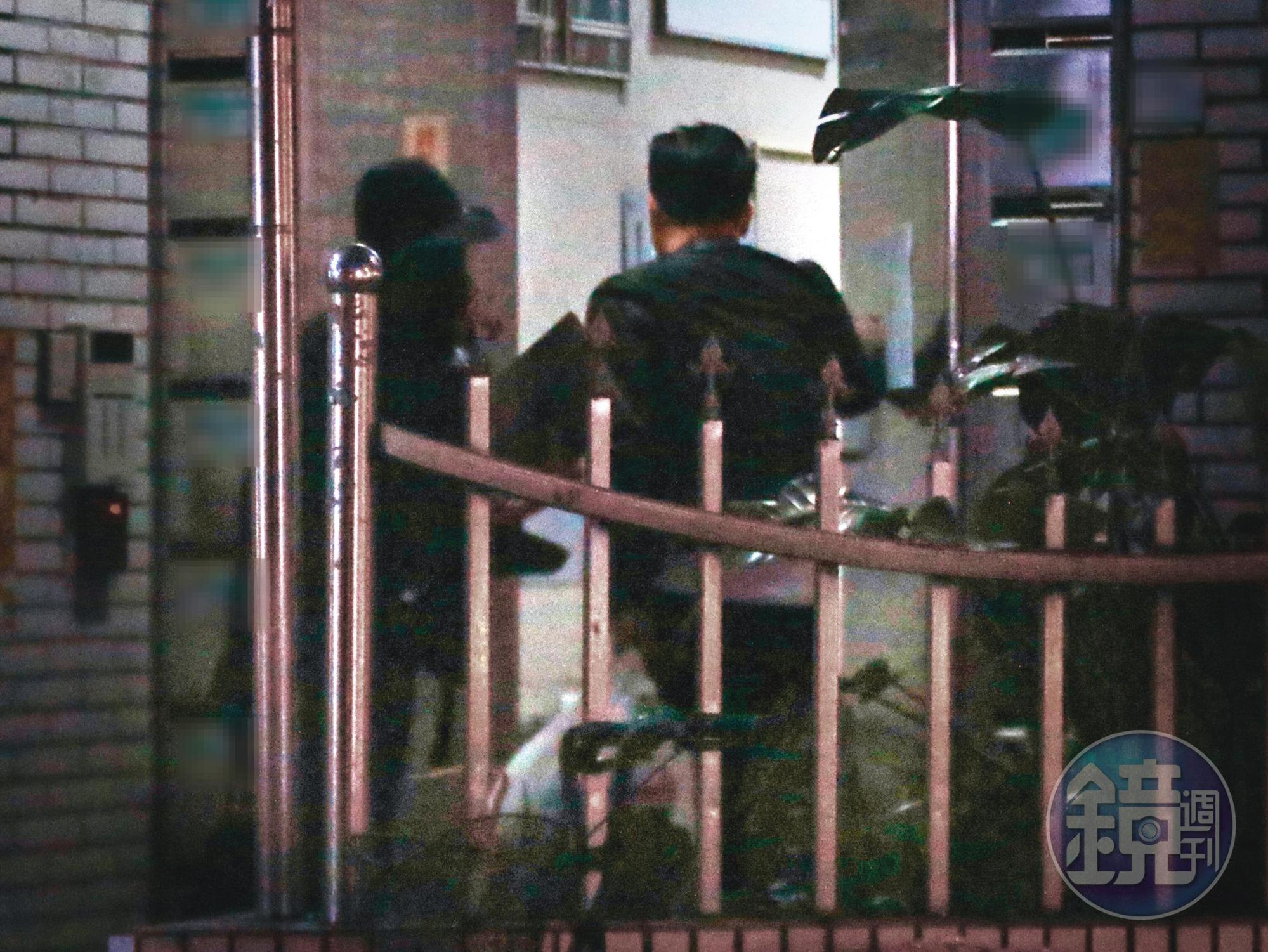 2/12 20:22,陳育涵(左)一到目的地,先將行李、筆電拿到皮衣男家置放。