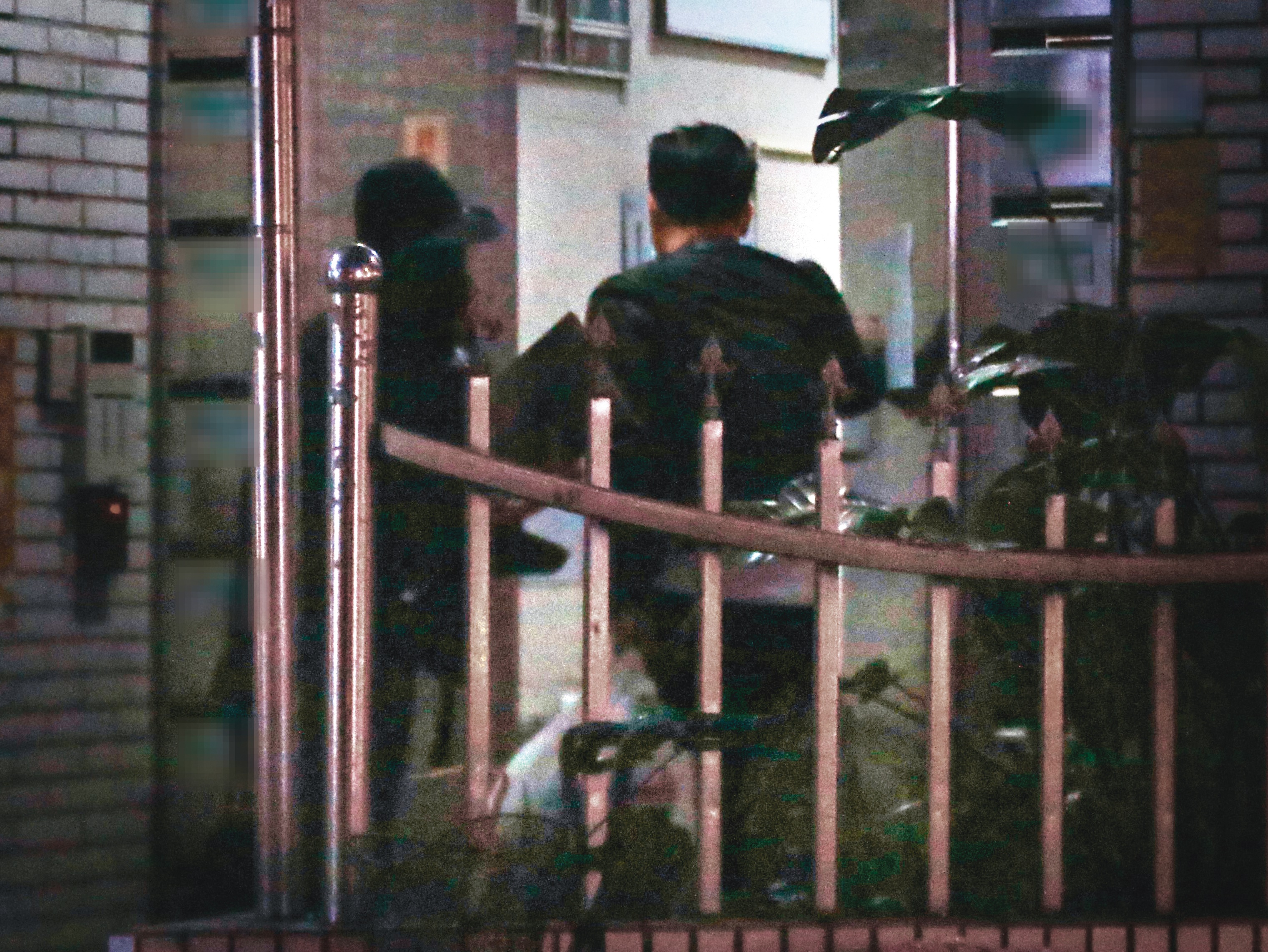 2/12 20:22,陳育涵(左)一到目的地,先將行李、筆電拿到皮衣男家置放。
