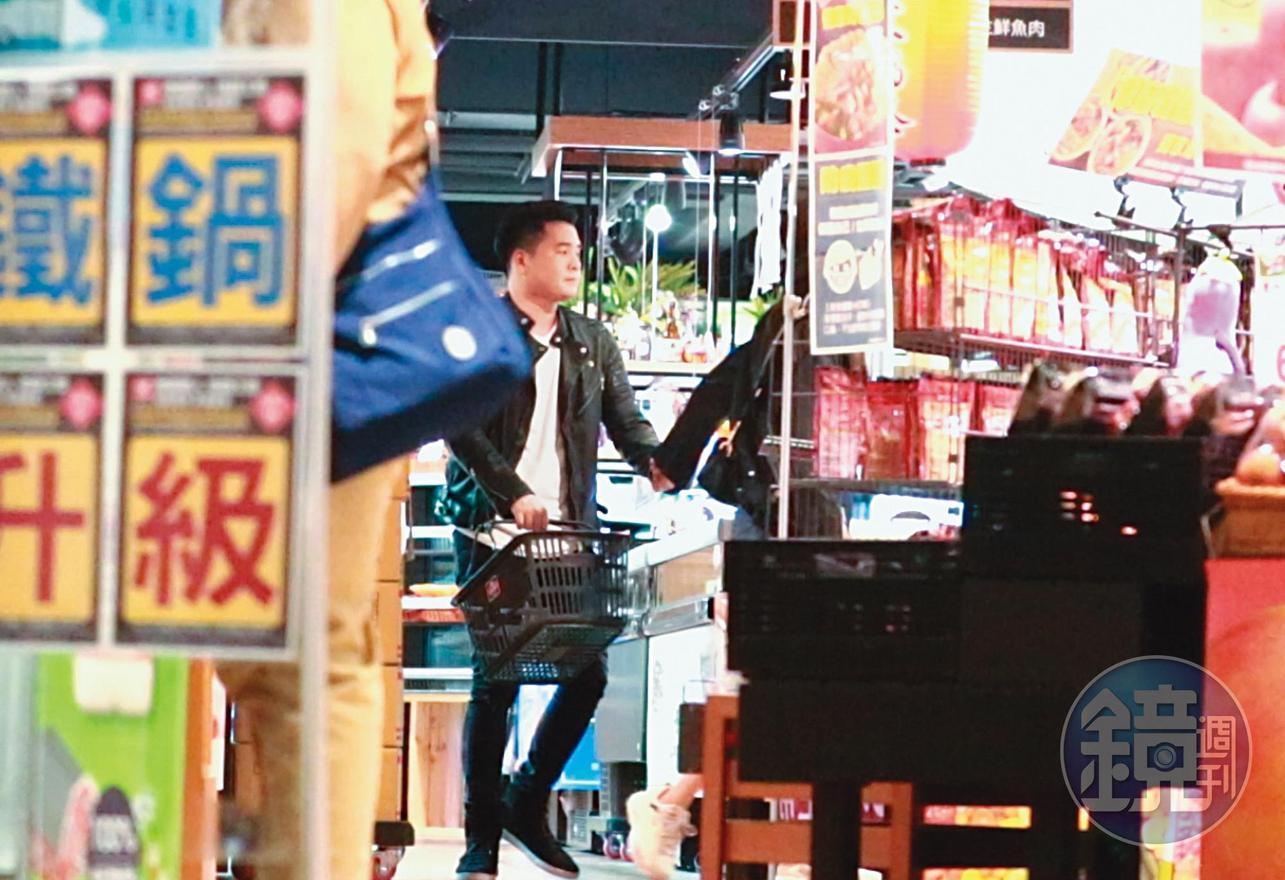 2/12 22:45,逛超市時,陳育涵忍不住伸手去牽皮衣男的手。