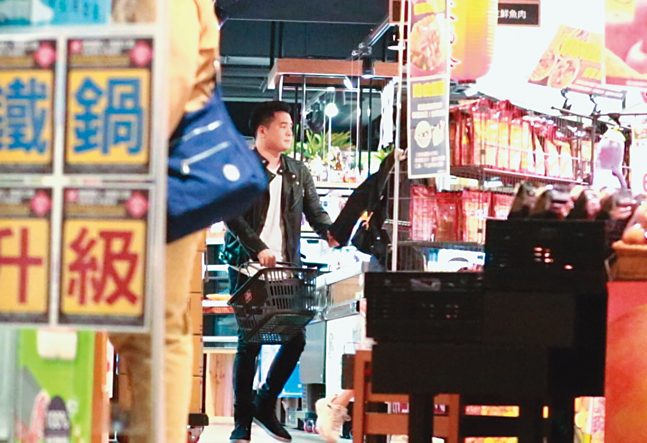 2/12 22:45,逛超市時,陳育涵忍不住伸手去牽皮衣男的手。