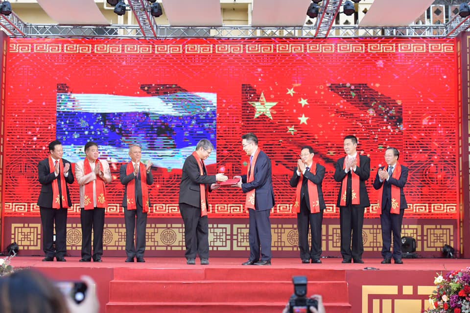 為因應幾乎腰斬的遊客人數，泰國旅遊部長將向內閣提議開放中國遊客「免簽優惠」。（翻攝พิพัฒน์ รัชกิจประการ Phiphat Ratchakitprakarn臉書）