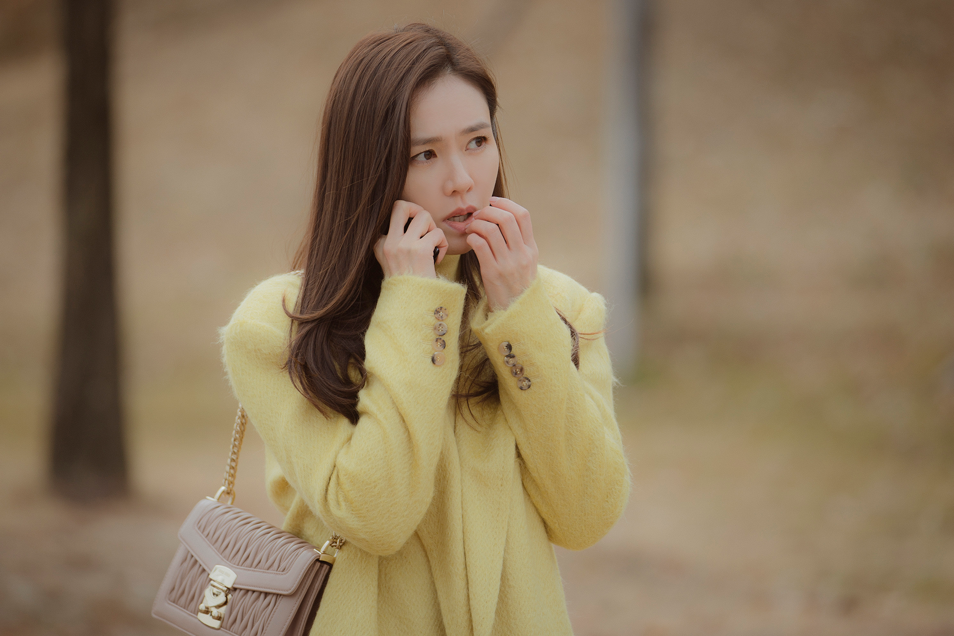 玄彬在劇中非常保護孫藝真，不讓任何陌生男性有靠近的機會，孫身上背著的正是Miu Miu的Miu Confidential包款。（NETFLIX提供）