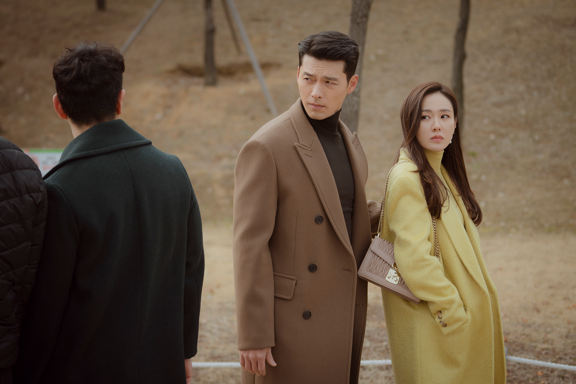 孫藝真身上的Miu Confidential包款是今年春夏最新顏色。(NETFLIX提供)