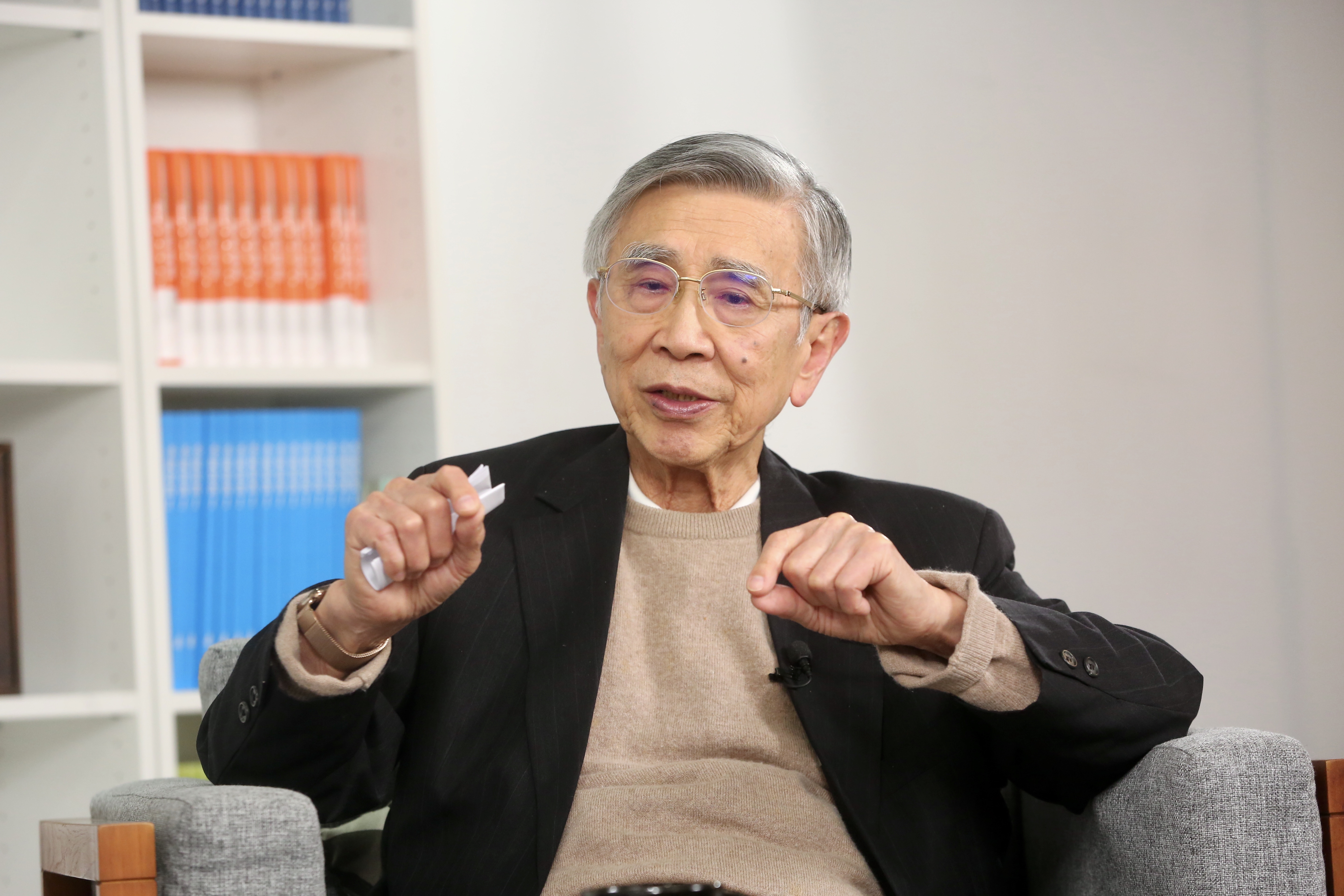 17年前的抗煞總指揮、前衛生署長李明亮，對現在防疫指揮官讚譽有加，還向高層喊話要信任陳時中。