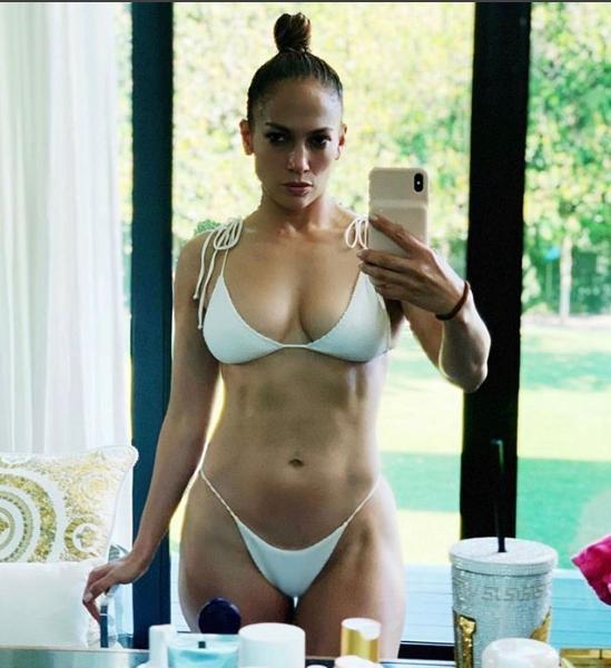 昨J.Lo在IG分享比基尼自拍照,讓粉絲直呼「好辣」。(翻攝自J.Lo IG)