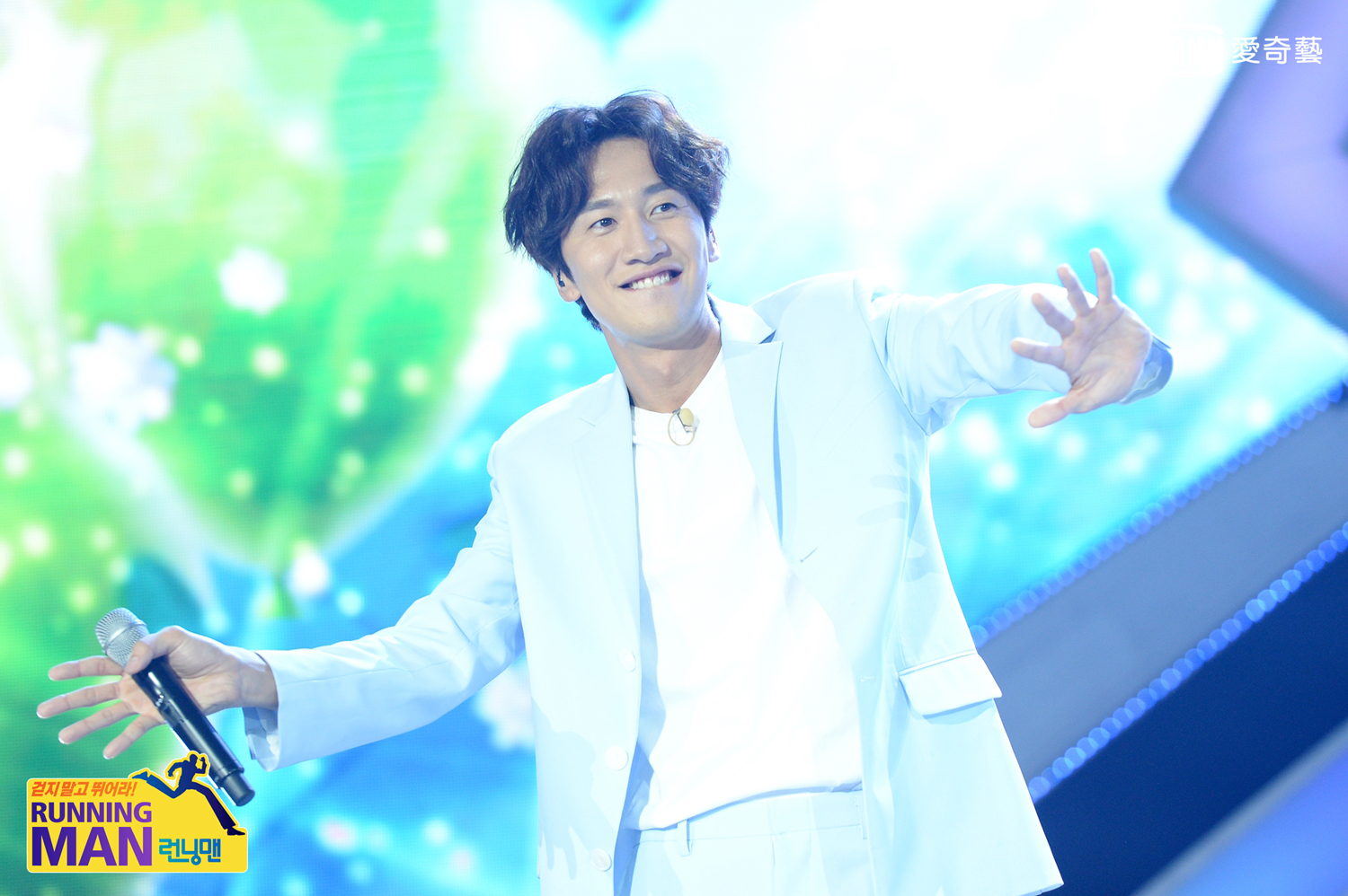 韓星李光洙被闖紅燈車輛撞傷，導致右腳骨折。（愛奇藝台灣站提供）