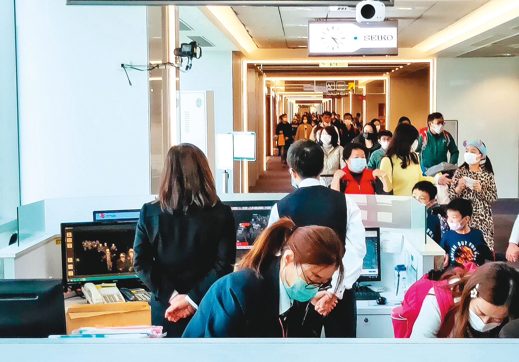 武漢肺炎蔓延,台灣首現疑似社區感染的死亡個案,讓著重在邊境管理的防疫政策,面臨重新調整。