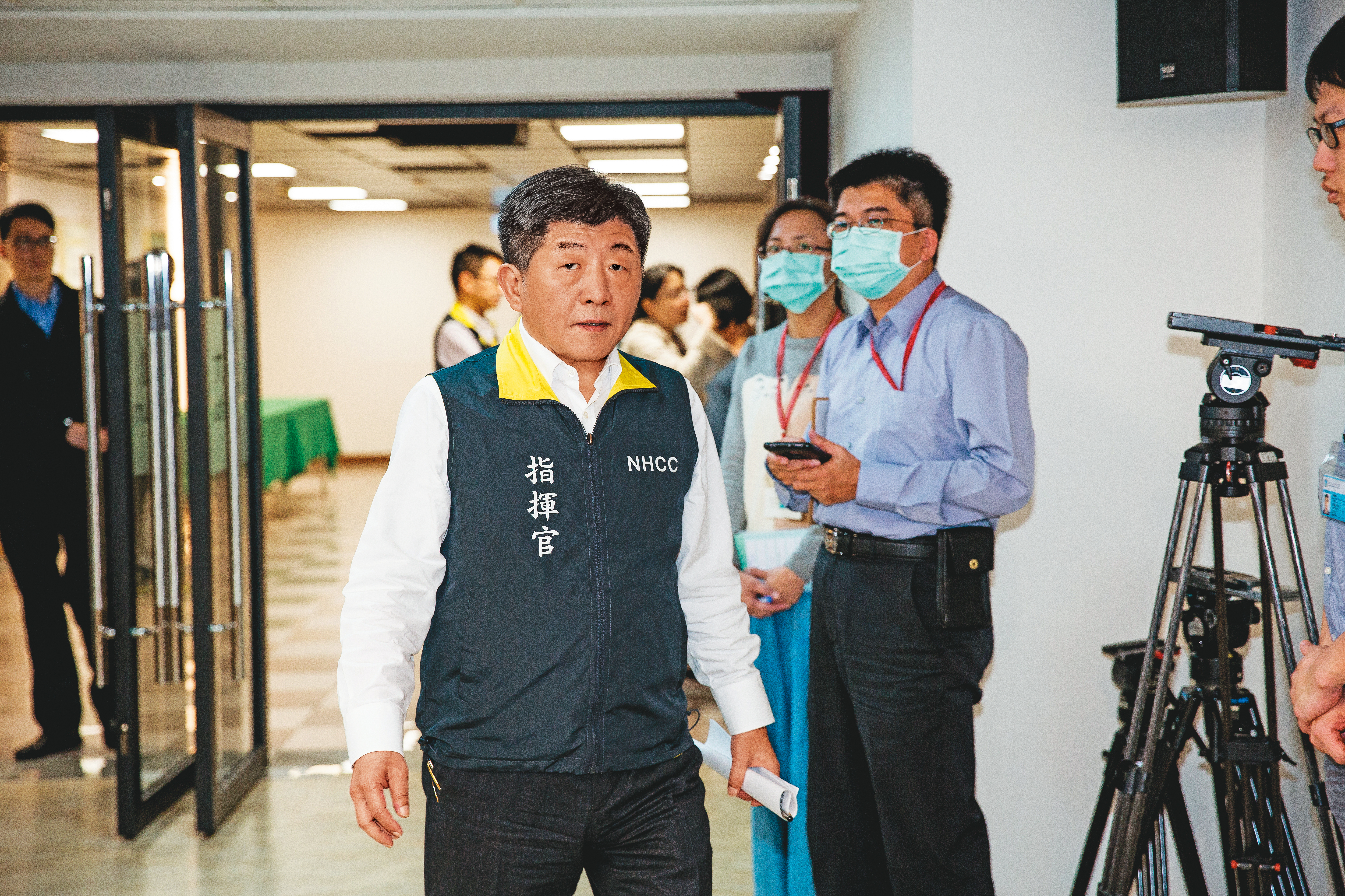 避免疫情從個案擴大為大規模社區傳播，府院祭出全面圍堵策略嚴防可能的破口。圖為陳時中