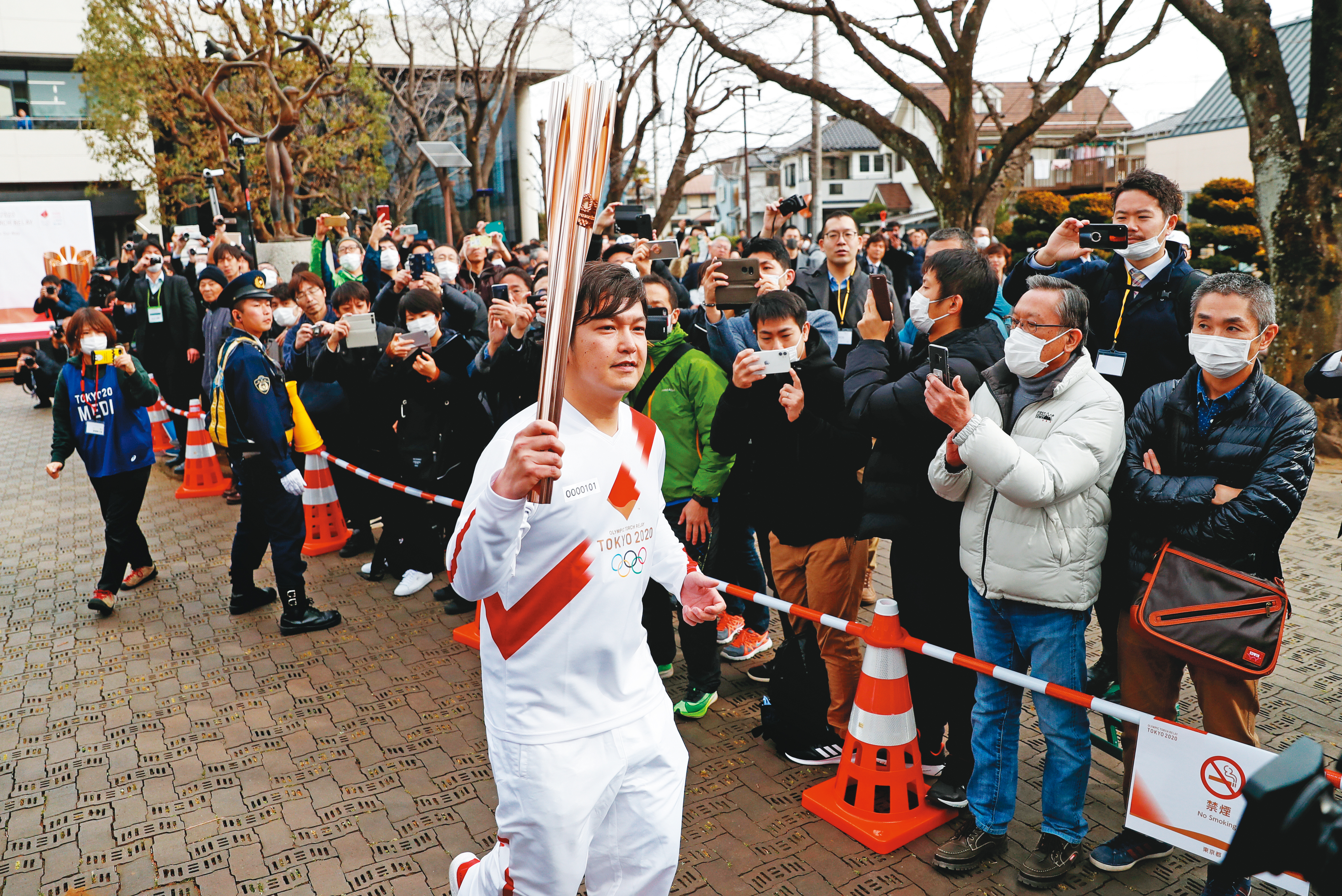 日本同樣出現數起疑似社區感染個案，扣除鑽石公主號確診案例，疫情嚴重度在亞洲僅次中國及新加坡。（達志影像）
