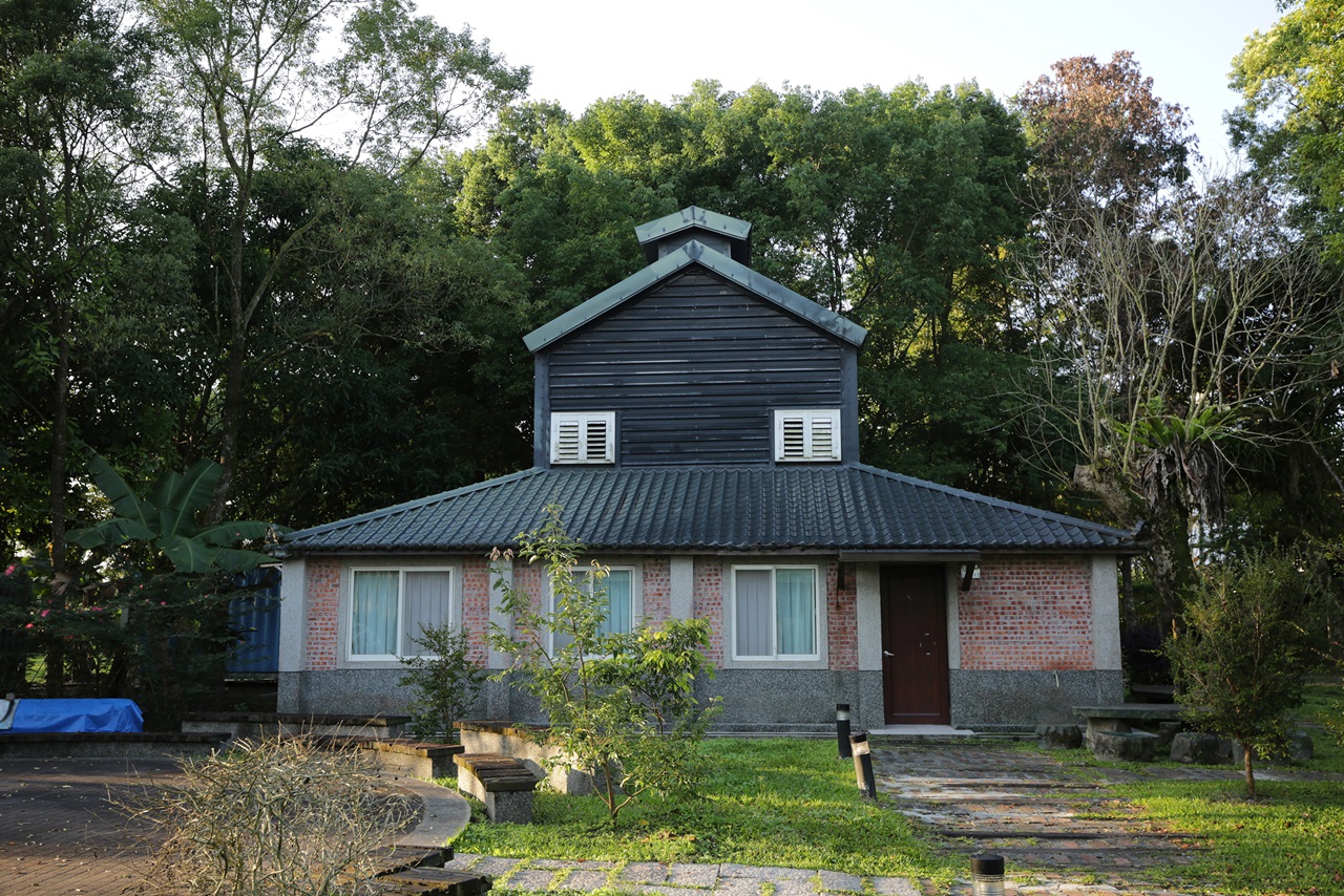 鳳林以大阪式菸樓為主，左右對稱是其特色。