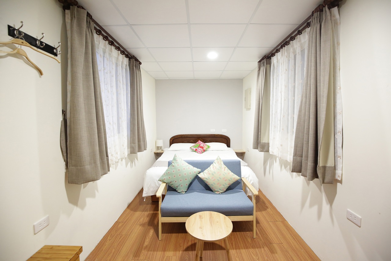貨櫃屋雙人房，簡潔而乾淨。