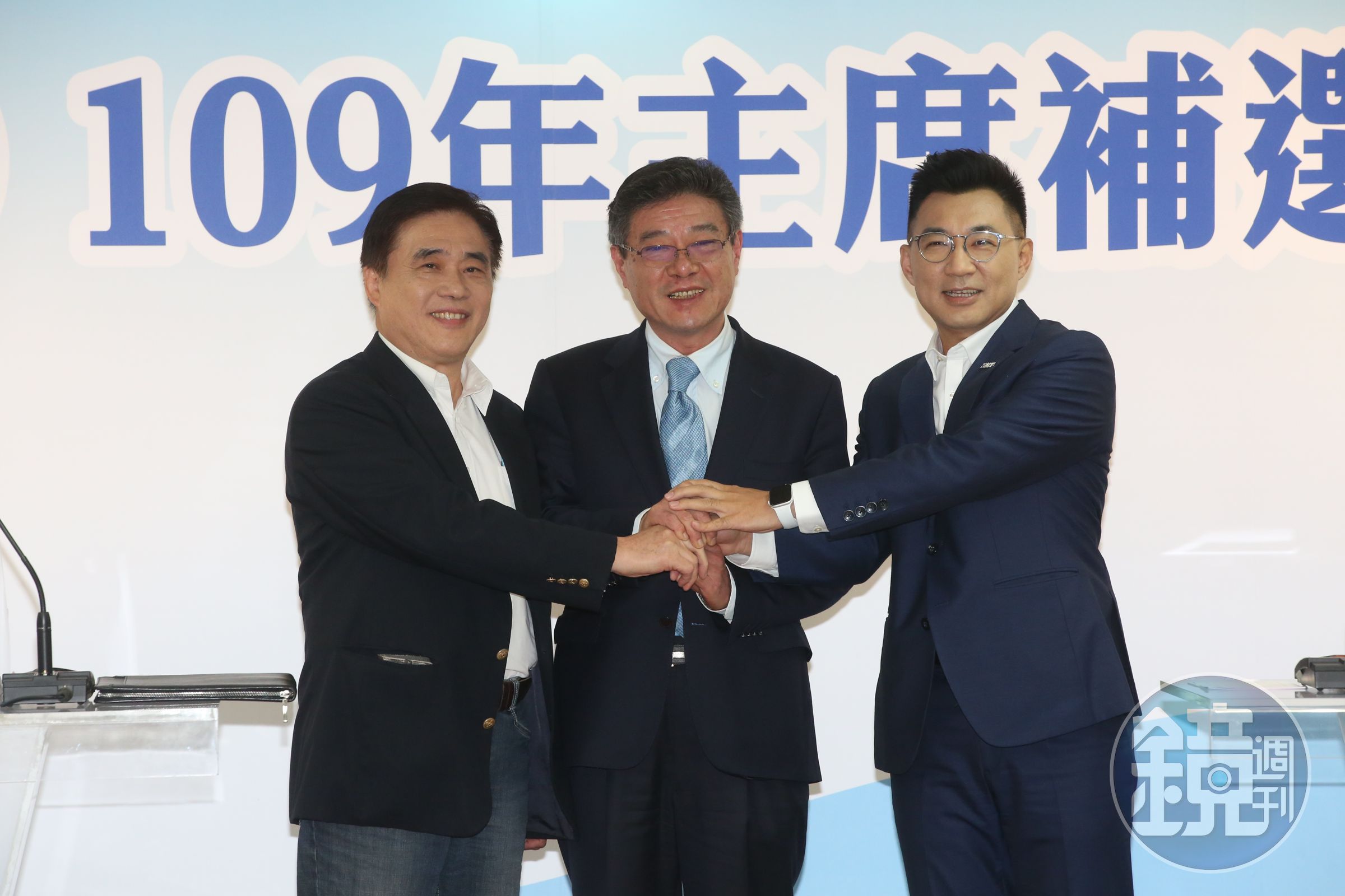 郝龍斌（左）認為，國民黨應立即暫緩黨主席補選，直到解除社區感染再恢復。