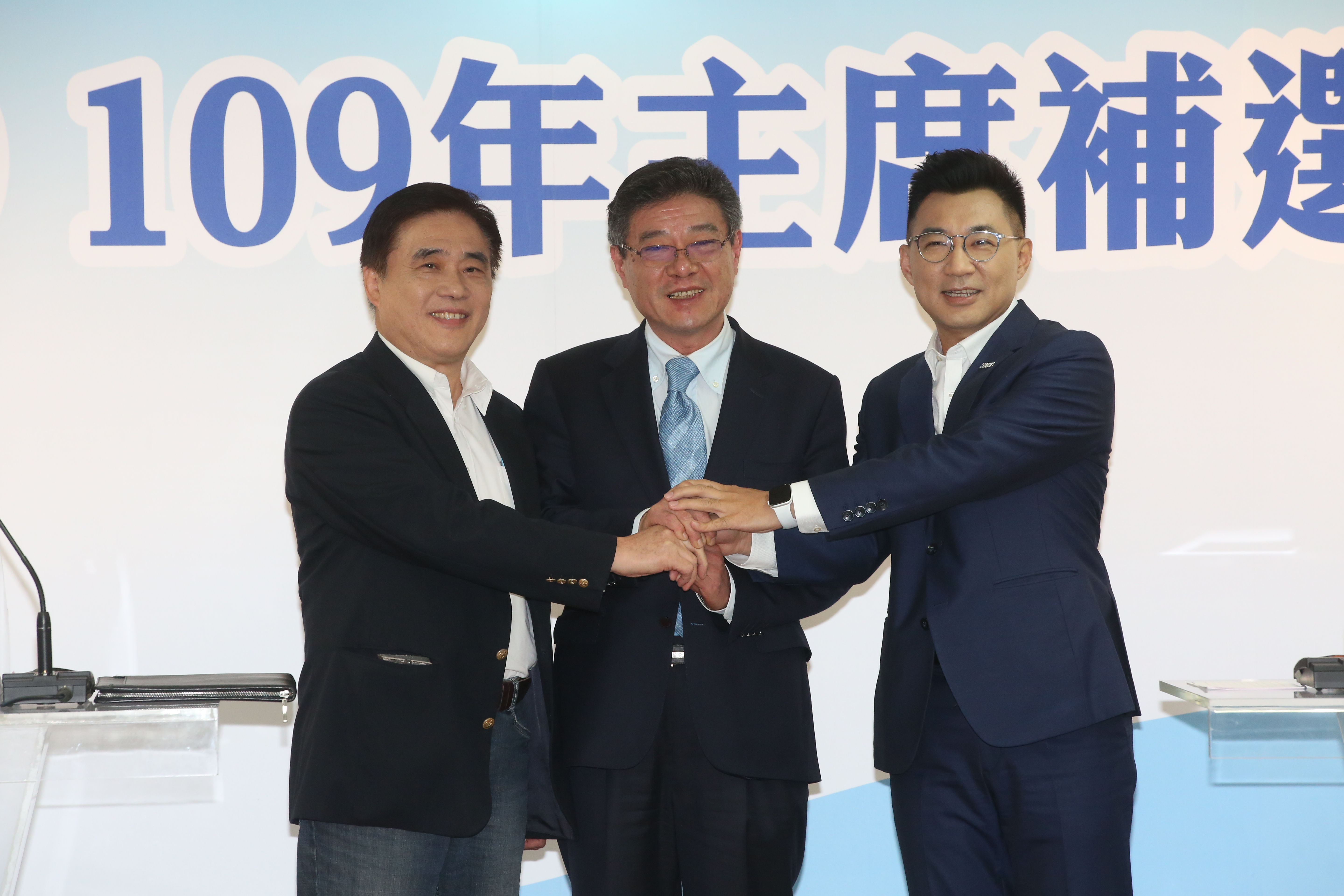 郝龍斌（左）認為，國民黨應立即暫緩黨主席補選，直到解除社區感染再恢復。