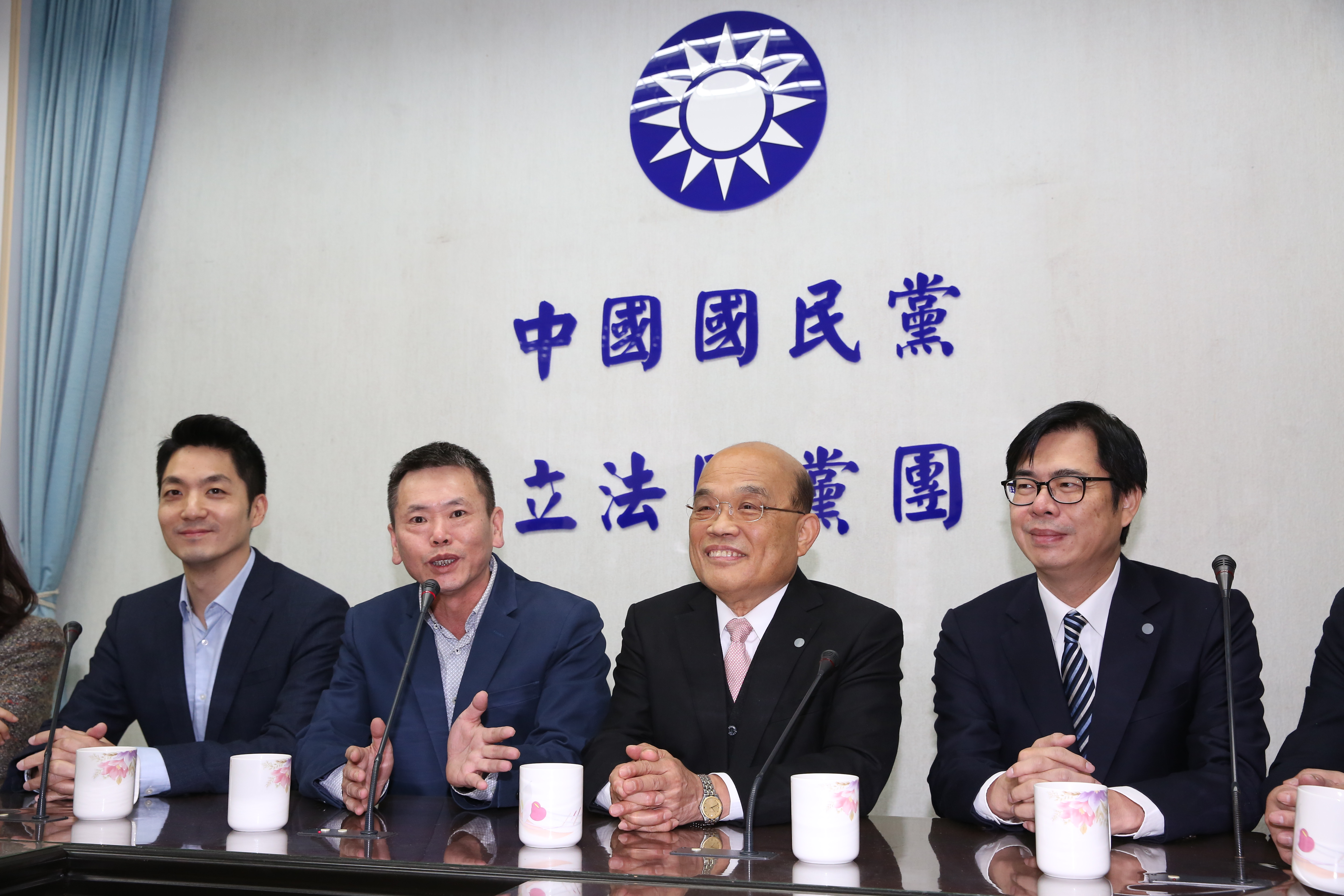 行政院長蘇貞昌（右2）今早拜會國民黨團總召林為洲（左2）、書記長蔣萬安（左1）。