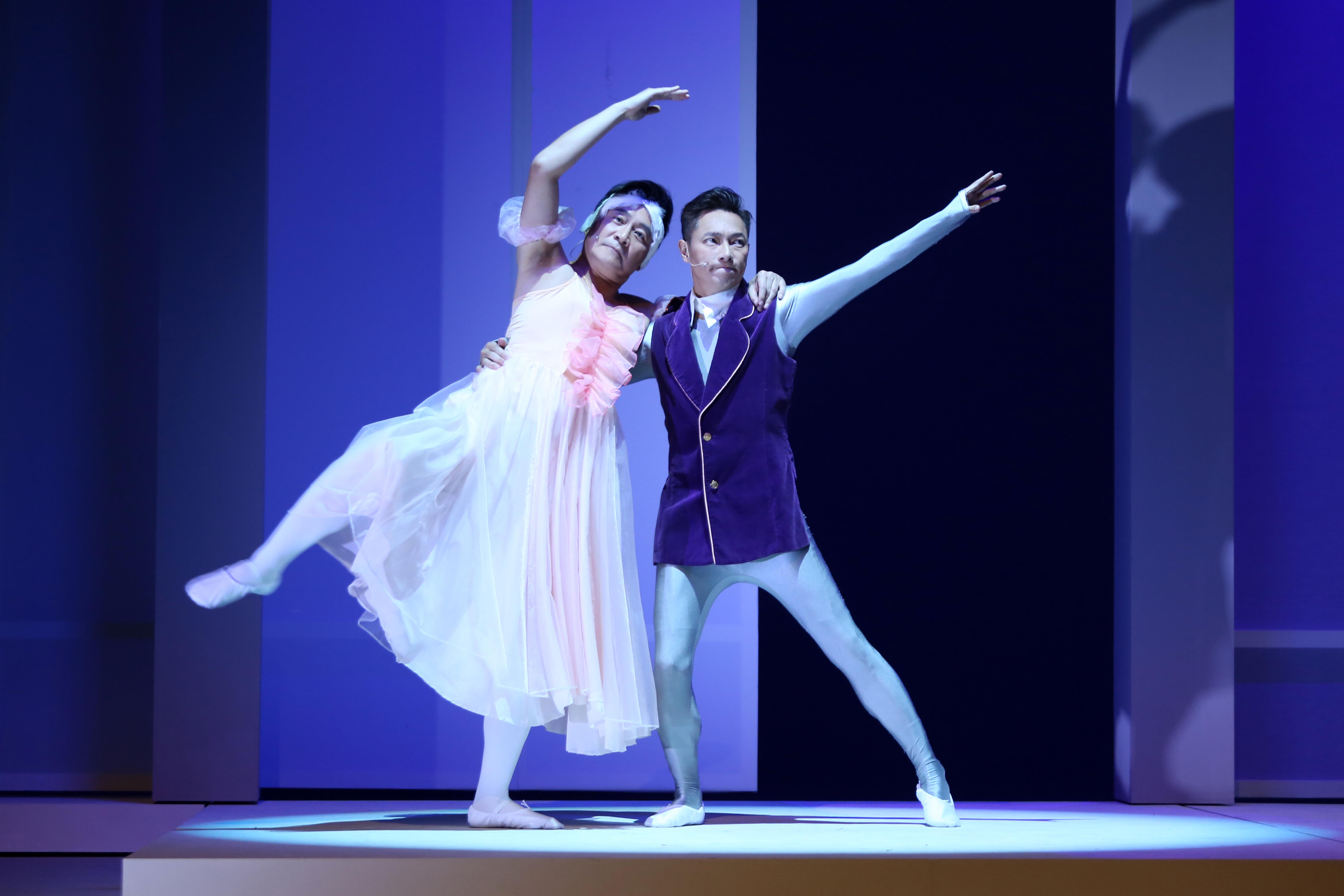 謝祖武穿上芭蕾舞褲，湯志偉穿上大尺寸蓬蓬裙，兩人合跳爆笑版《天鵝湖》。（全民大劇團提供）