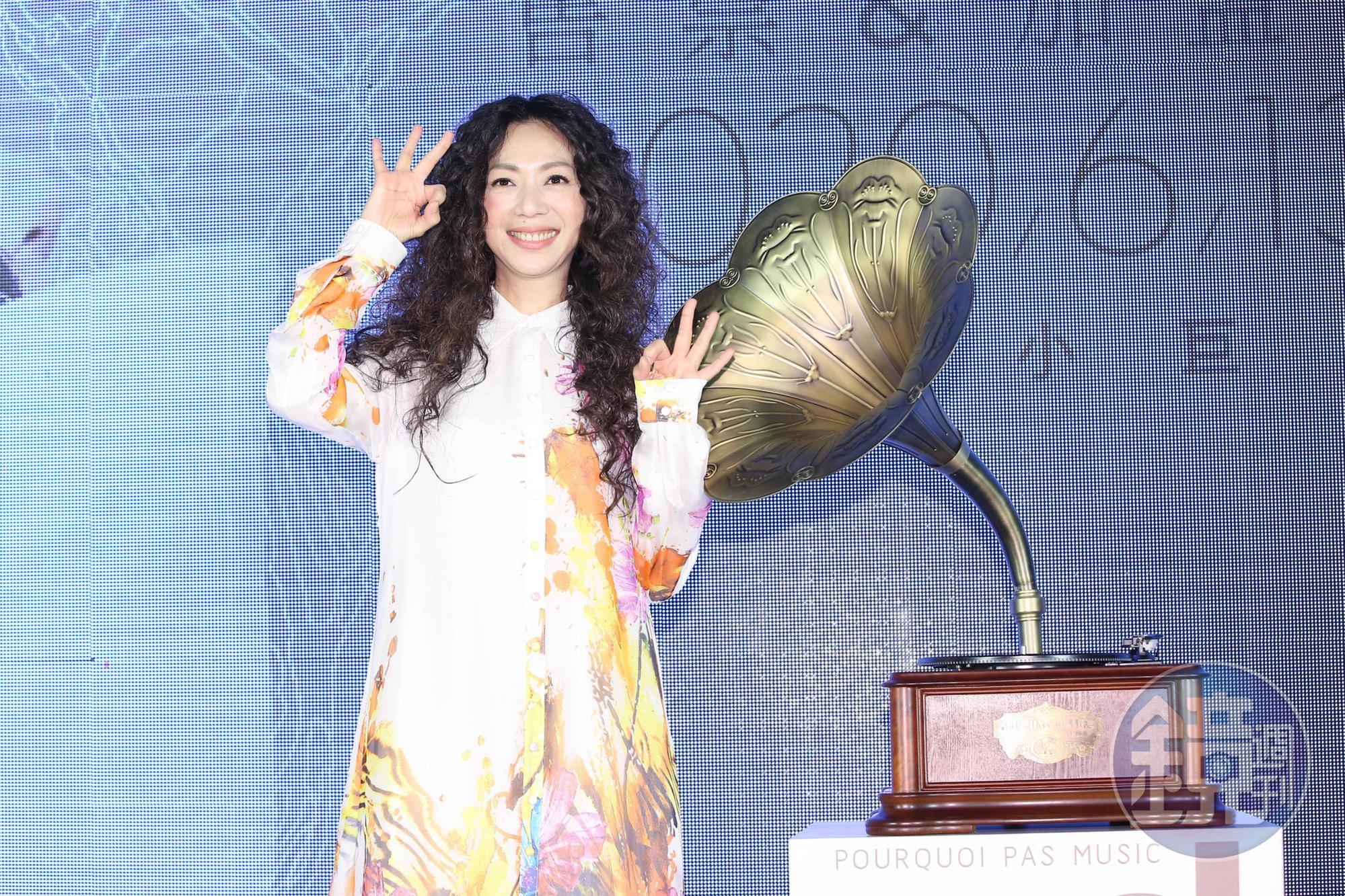 萬芳宣布加盟何樂唱片，並著手展開新專輯製作。
