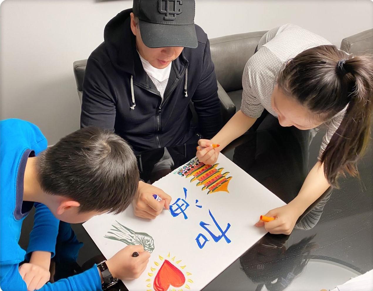 甄子丹攜一對兒女一同作畫。（人人娛樂提供）