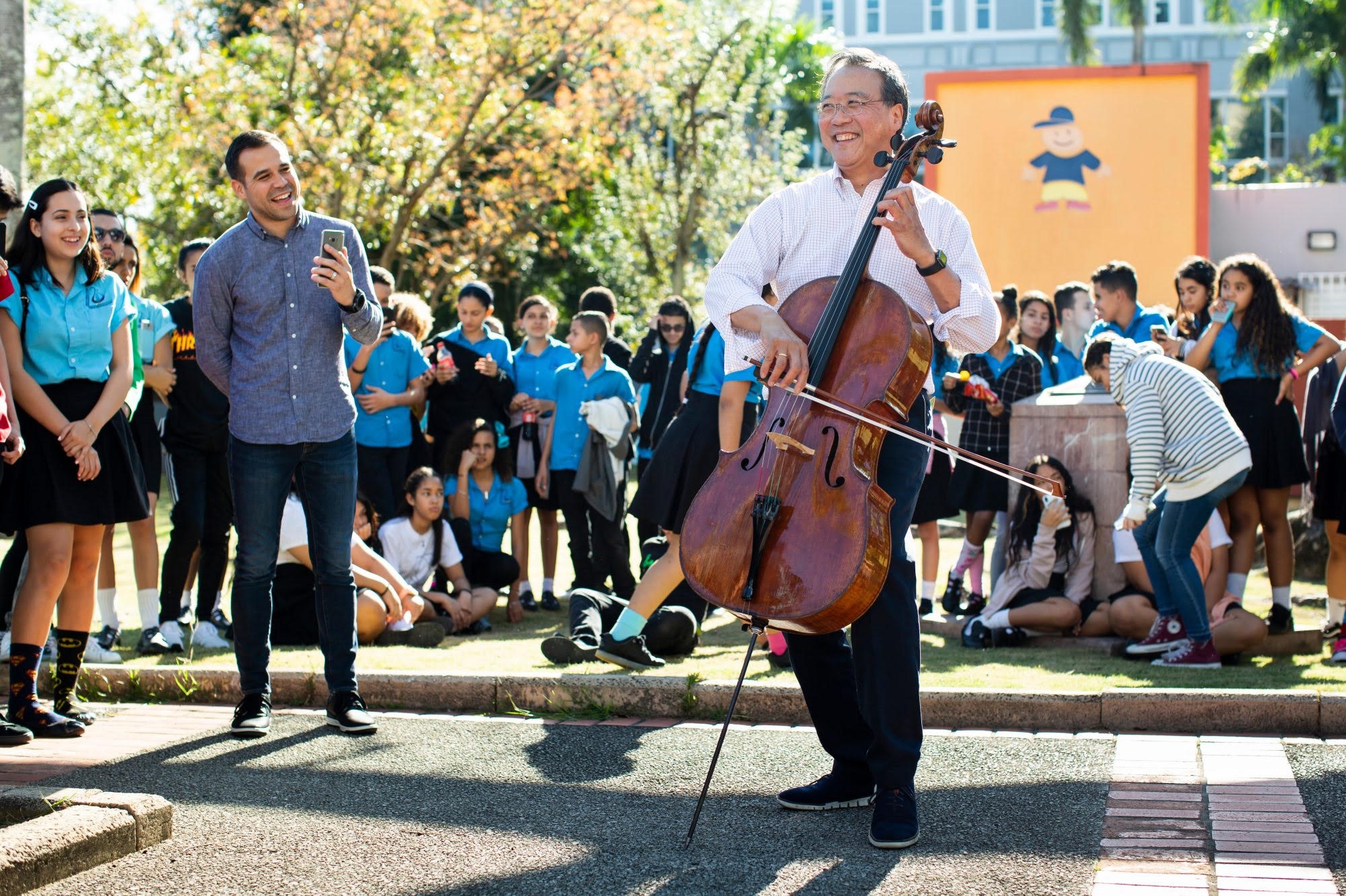 馬友友在波多黎各在聖胡安街頭舉行共享派對,深入接觸當地文化。(牛耳藝術提供)