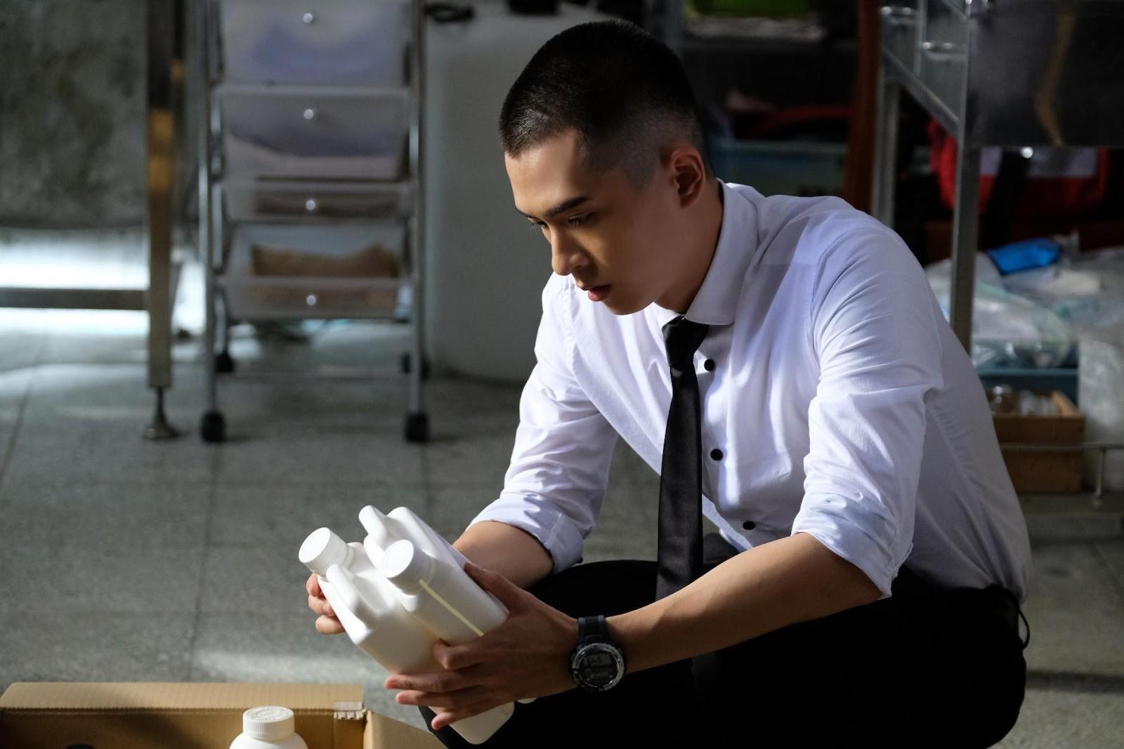 石知田在公視原創奇幻劇《妖怪人間》中飾演「特殊住民協調處」菜鳥員工。(世界柔軟提供)