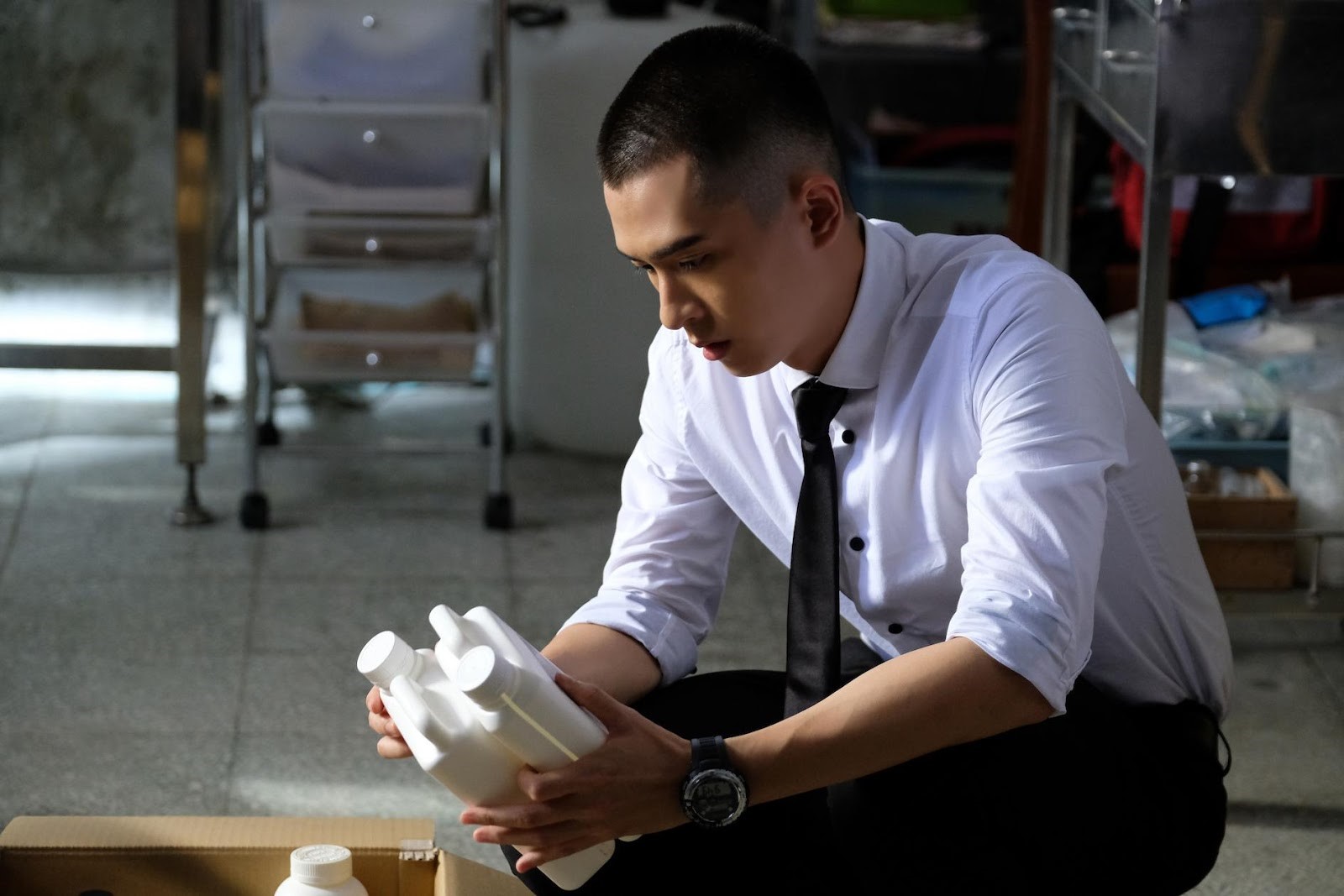 石知田在公視原創奇幻劇《妖怪人間》中飾演「特殊住民協調處」菜鳥員工。(世界柔軟提供)