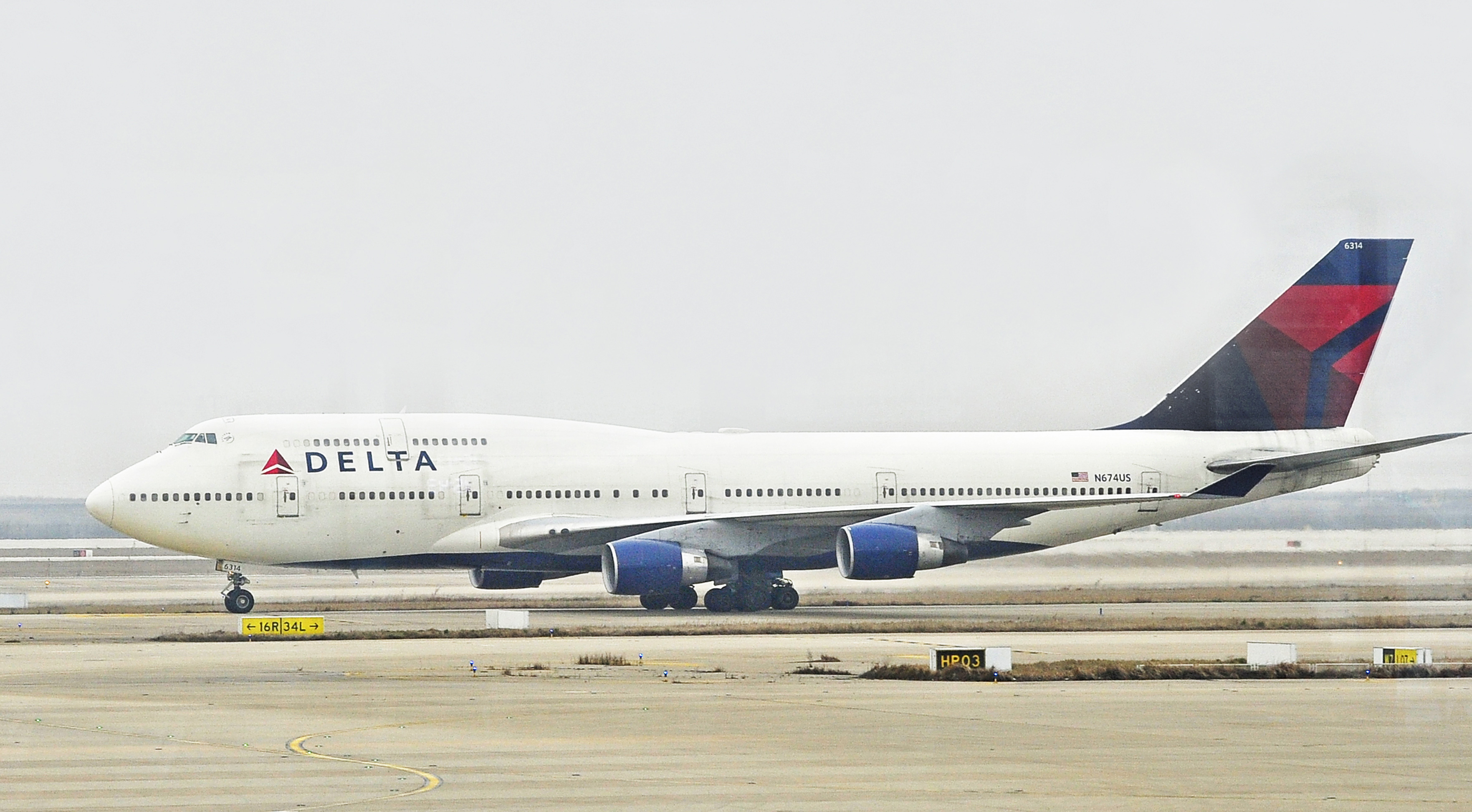 美國為防堵武漢肺炎疫情擴散，禁止近日到訪中國的外籍旅客入境，並停飛往來中國航班。圖為一架達美航空班機抵達上海浦東機場資料照。（東方IC）