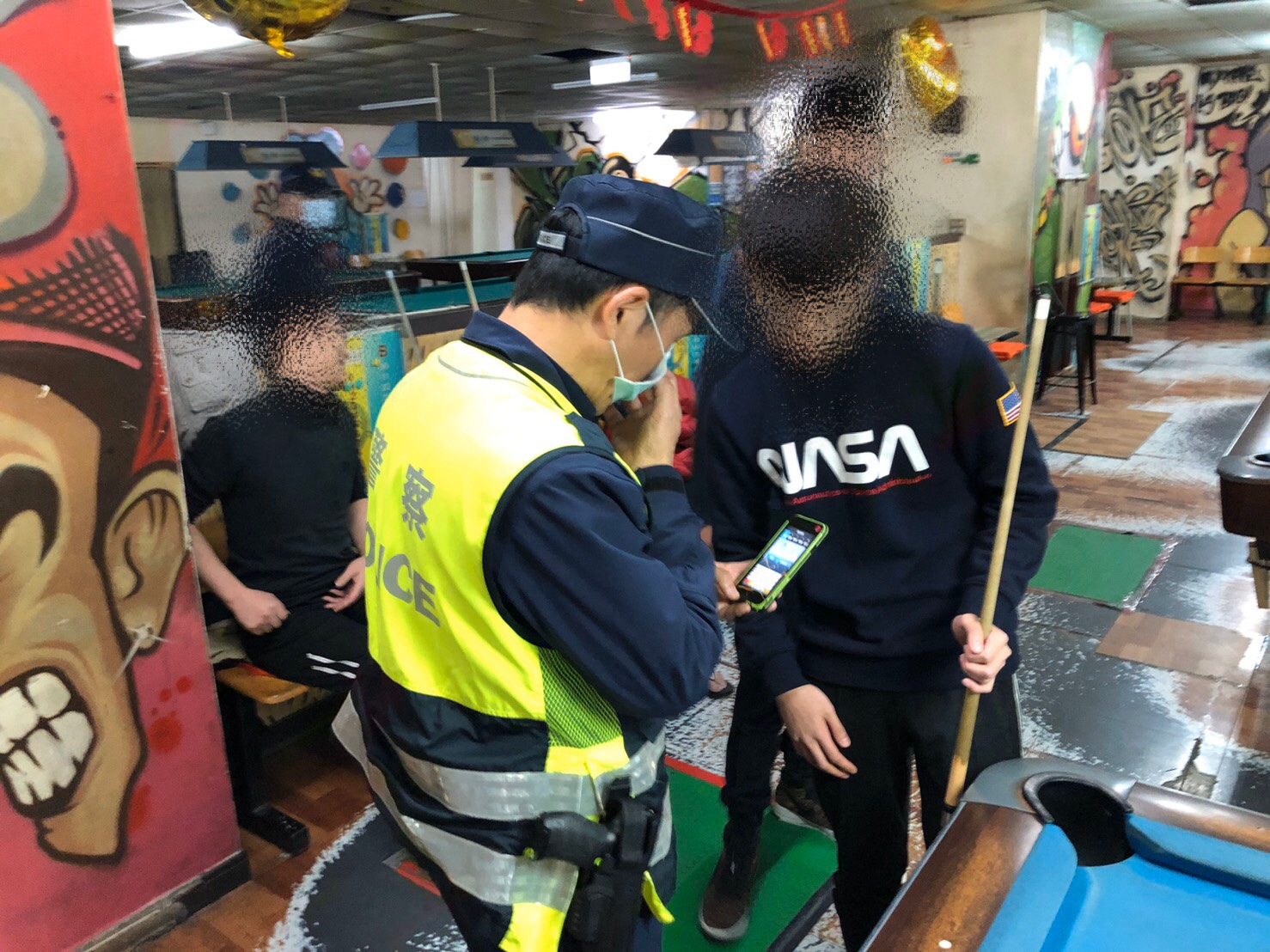 新北市警局今在全市16個分局轄內，同步擴大執行「新北市校外聯合巡查工作」，對學生在校外常逗留、聚集場所展開稽查。（翻攝畫面）