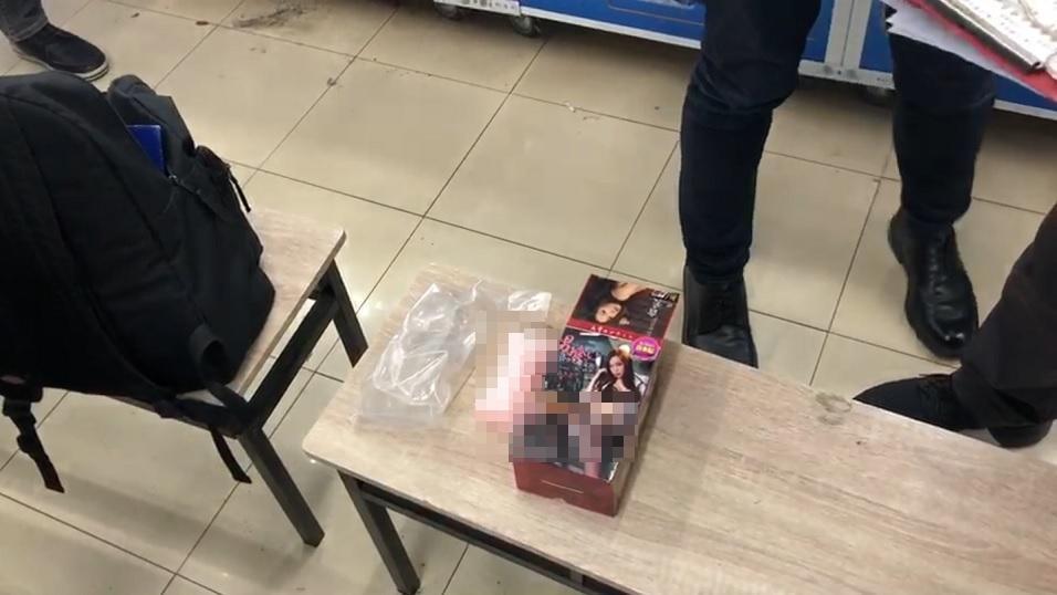 警方發現有幾台選物販賣機違反社會局依兒童及少年福利與權益保障法,竟擺放成人情趣用品。(翻攝畫面)