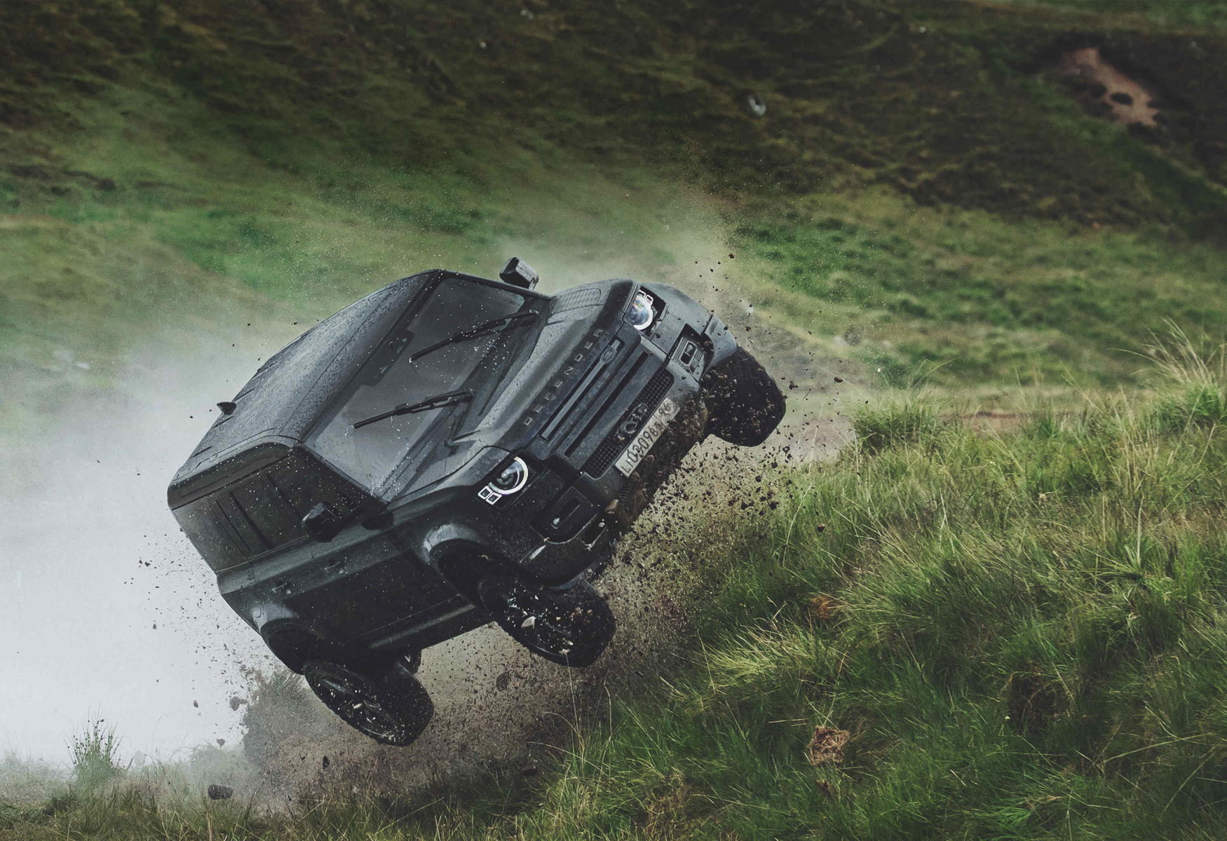 【車壇花絮】玩真的！Land Rover Defender 於《007生死交戰》中上演飛車特技