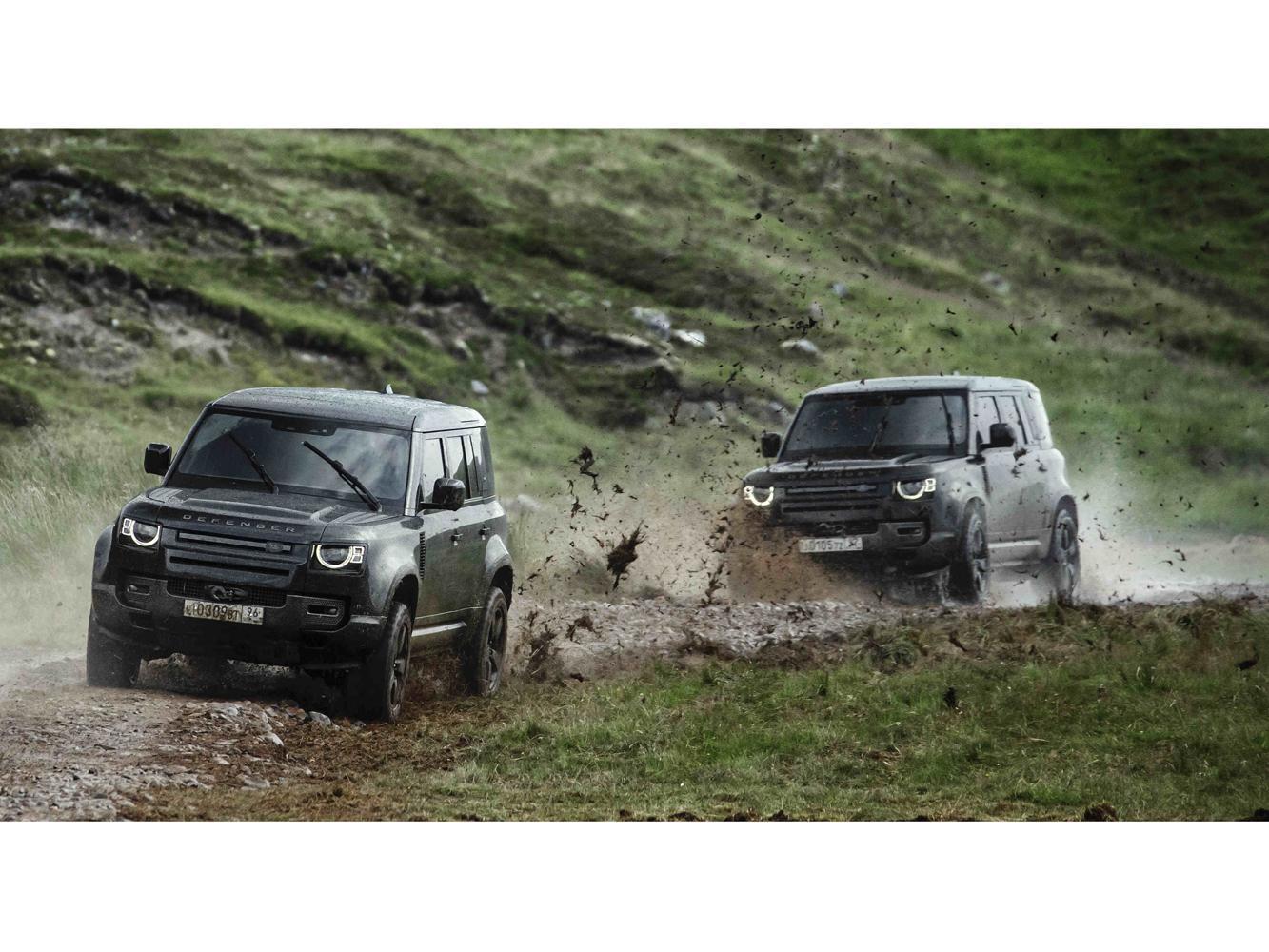 電影中，Defender 以 110 X 車型為基礎，採用聖托里尼黑車色、暗色護板、20 吋暗色輪圈以及專業越野胎。