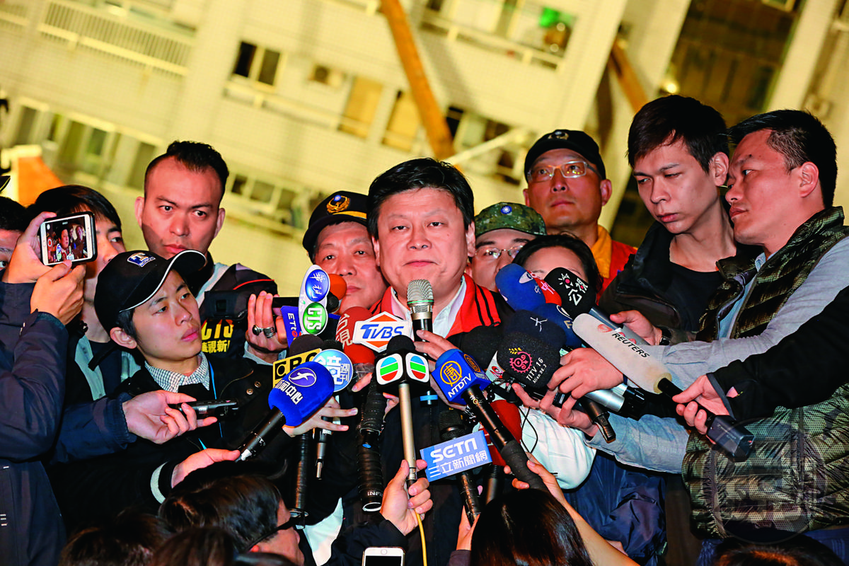 傅崐萁在花蓮縣長任內的標案遭質疑收買記者，縣府3官員不但遭監院彈劾，公懲會判決也出爐。