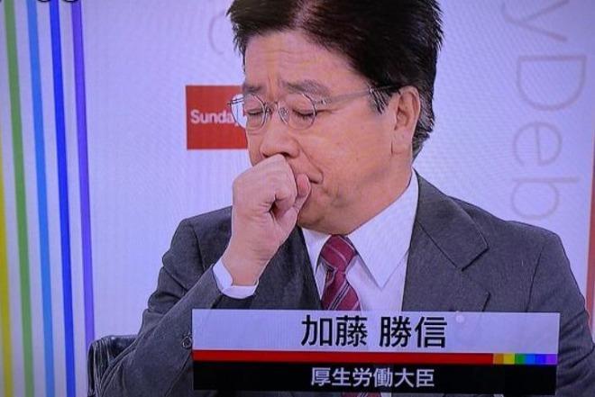 日本厚生勞動大臣加藤勝信上電視節目不斷咳嗽，讓民眾憂心他成為防疫最大漏洞。（翻攝自jyouhoucom推特）