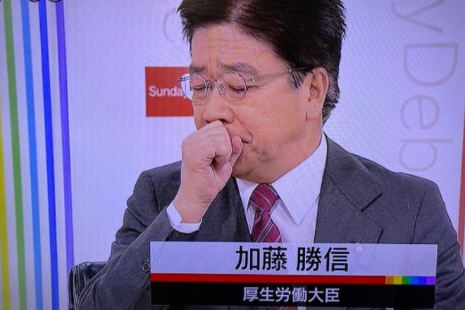 日本厚生勞動大臣加藤勝信上電視節目不斷咳嗽，讓民眾憂心他成為防疫最大漏洞。（翻攝自jyouhoucom推特）