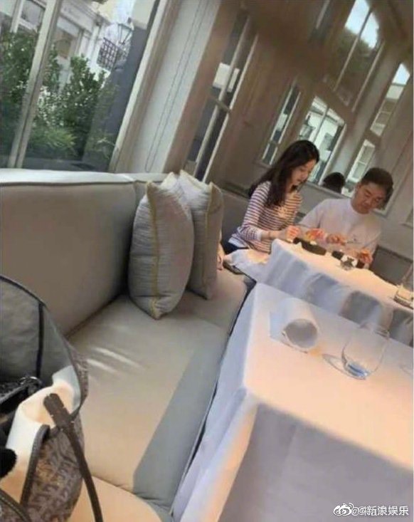 網友在英國倫敦餐廳巧遇章澤天、劉強東夫婦，相當興奮。（翻攝自新浪娛樂微博）
