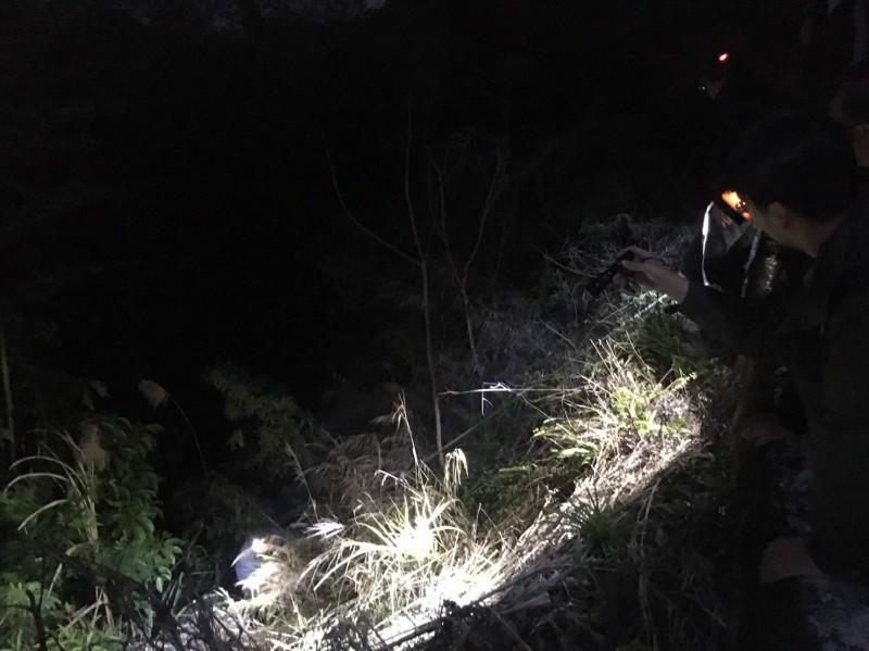 警方在離路邊約10多公尺的山谷內,尋獲包著林女屍體的黑色垃圾袋。(翻攝畫面)
