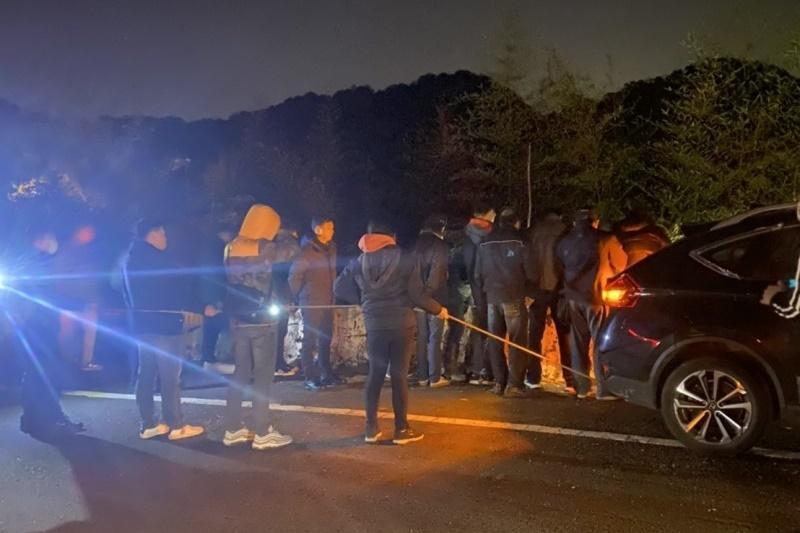 檢警在林男帶領下，到山區尋找林女屍體。（翻攝畫面）