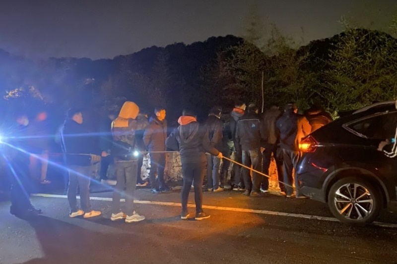 檢警在林男帶領下，到山區尋找林女屍體。（翻攝畫面）