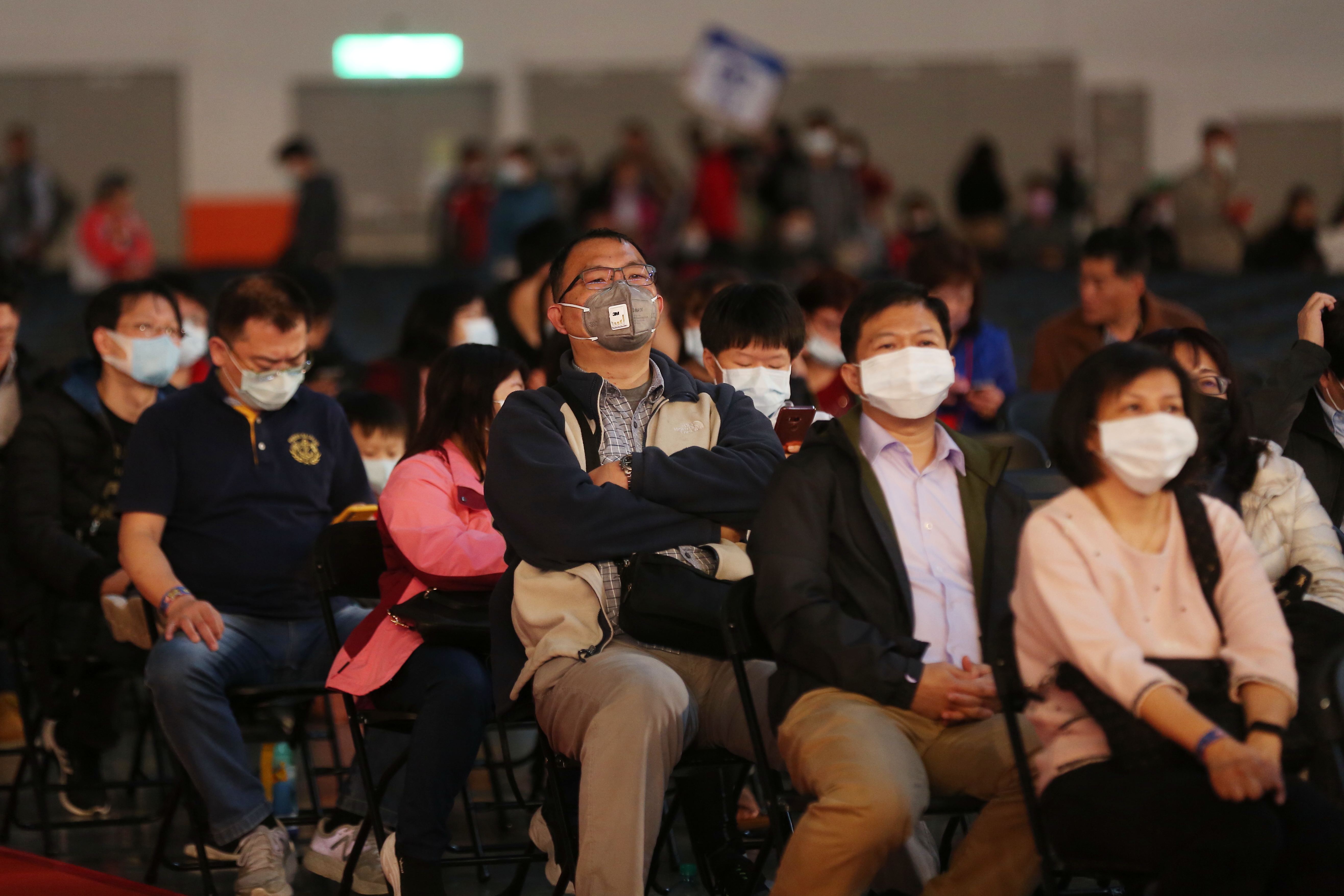 不少民眾外出戴上口罩防疫，但戴口罩時眼鏡片容易起霧，讓不少人感到困擾。圖為示意圖，當事人與本新聞無關。